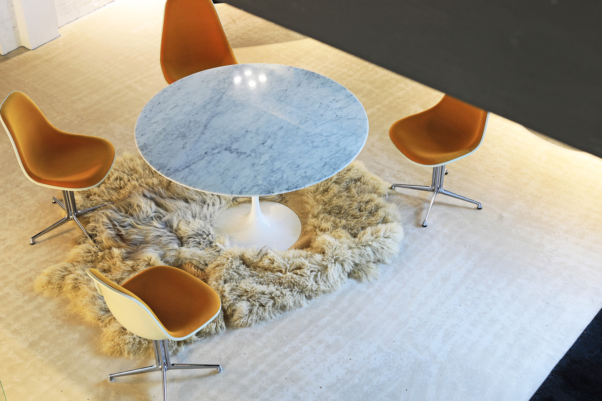 Knoll marble Tulip table designed by Eero Saarinen