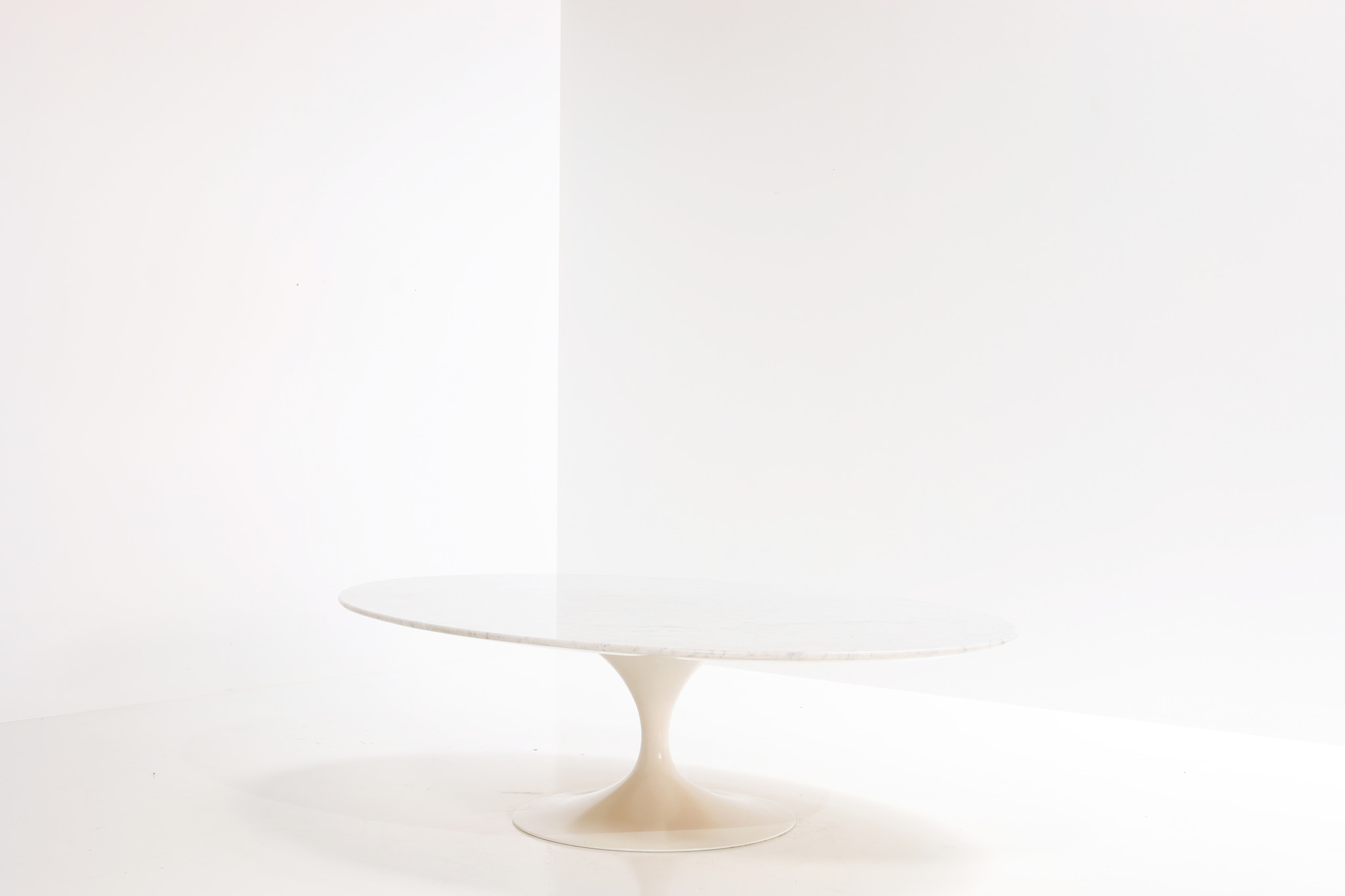 Original oval marble coffee table for Knoll produced by DeCoene Kortrijk