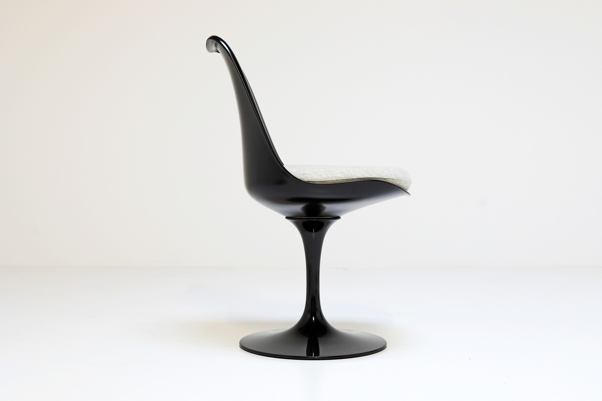 Tulip stoelen door Eero Saarinen voor Knoll International