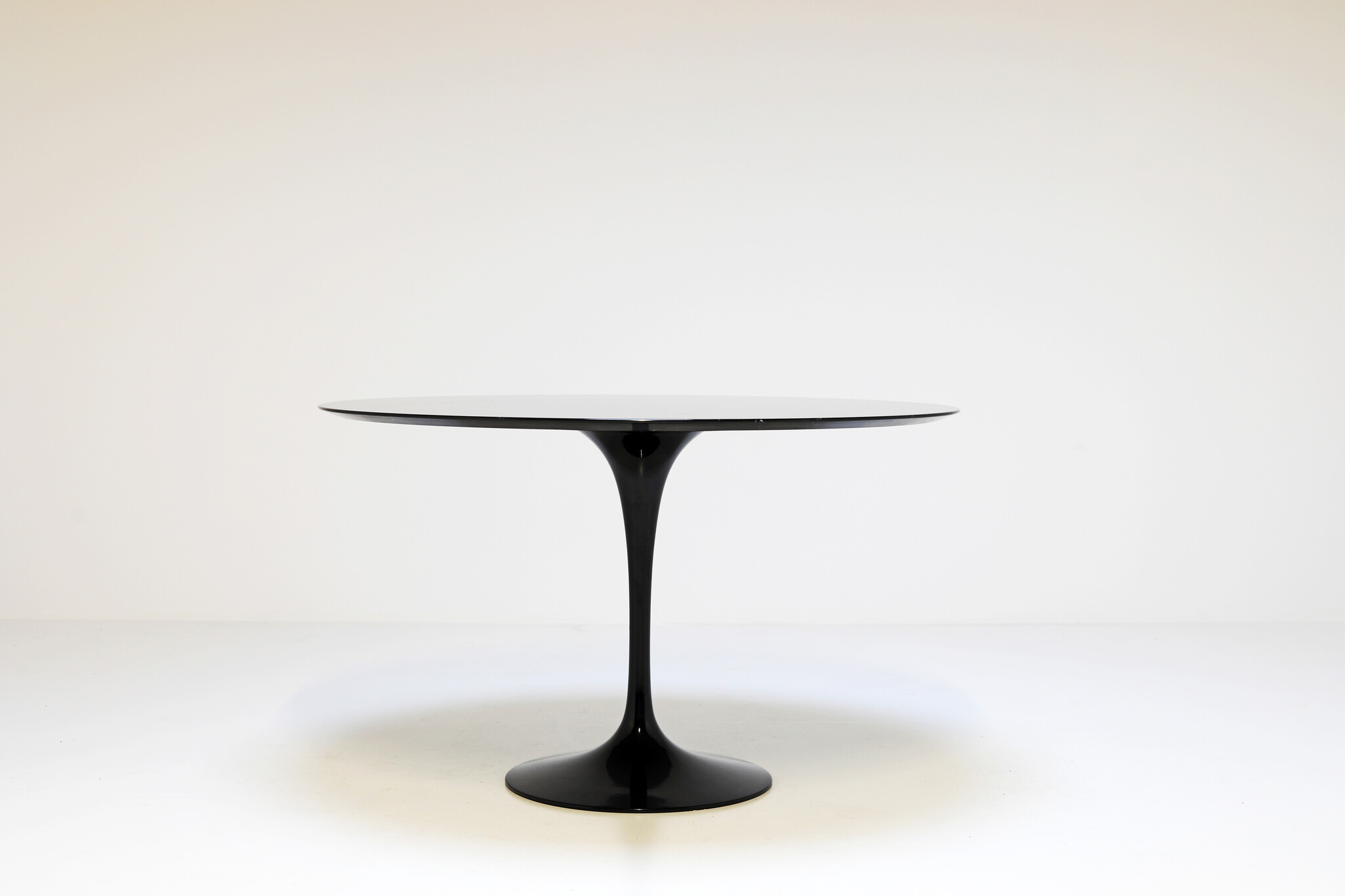 Tulip table in black marble by Eero Saarinen for knoll