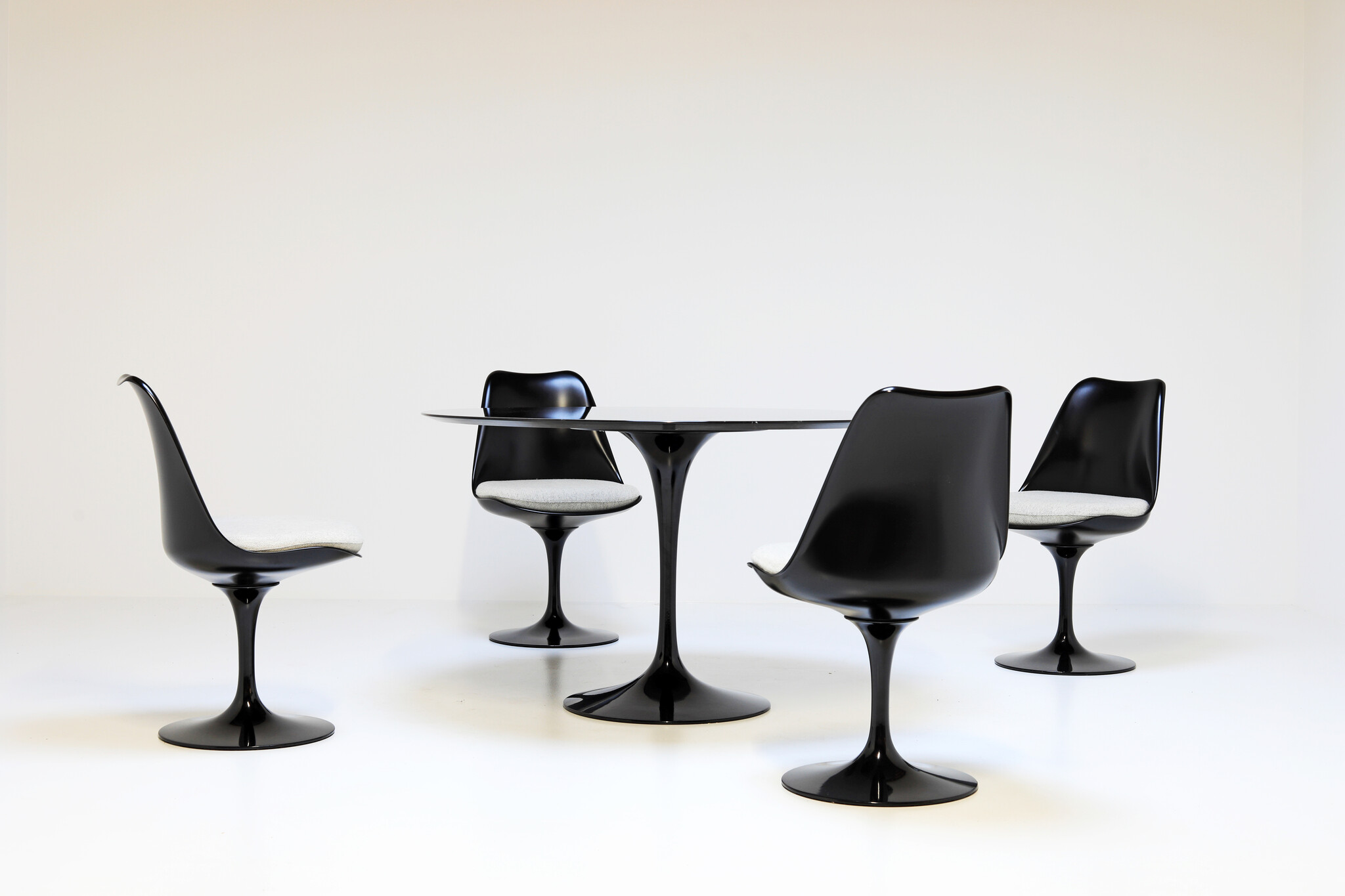 Tulip tafel in zwarte marmer door Eero Saarinen voor knoll