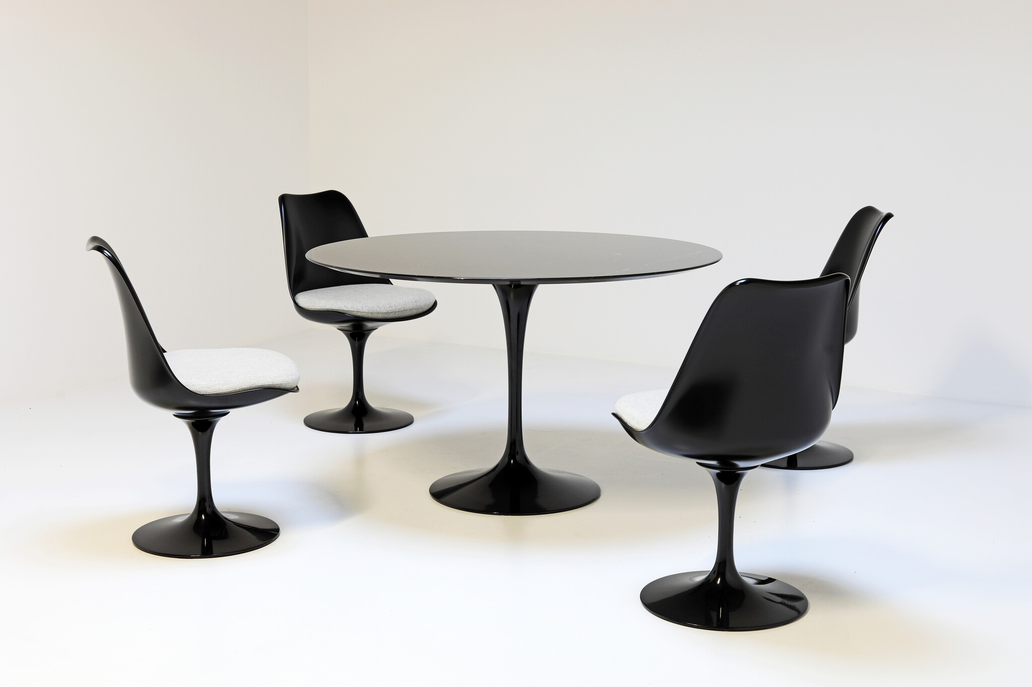 Table tulipe en marbre noir par Eero Saarinen pour Knoll