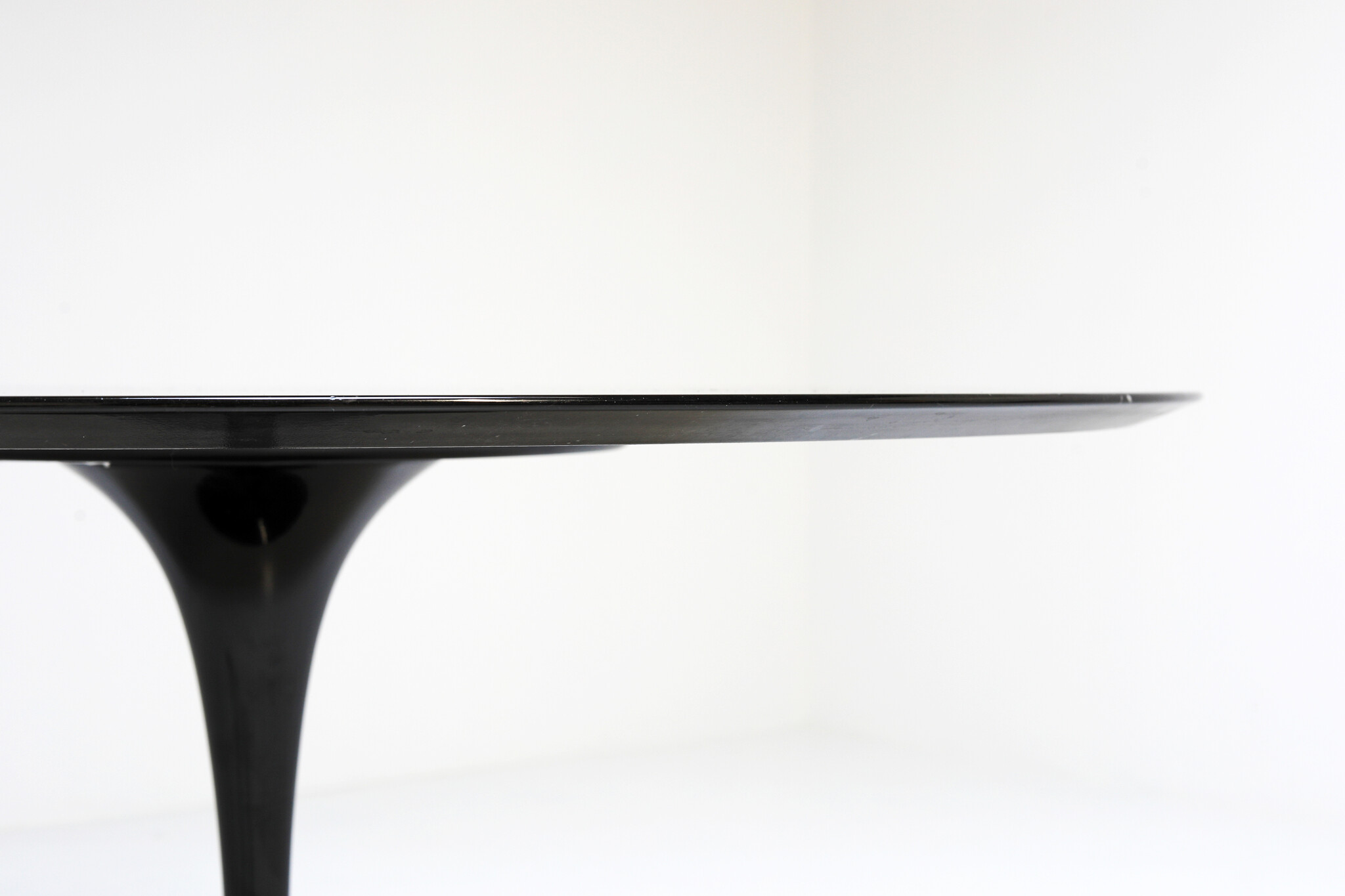 Tulip table in black marble by Eero Saarinen for knoll