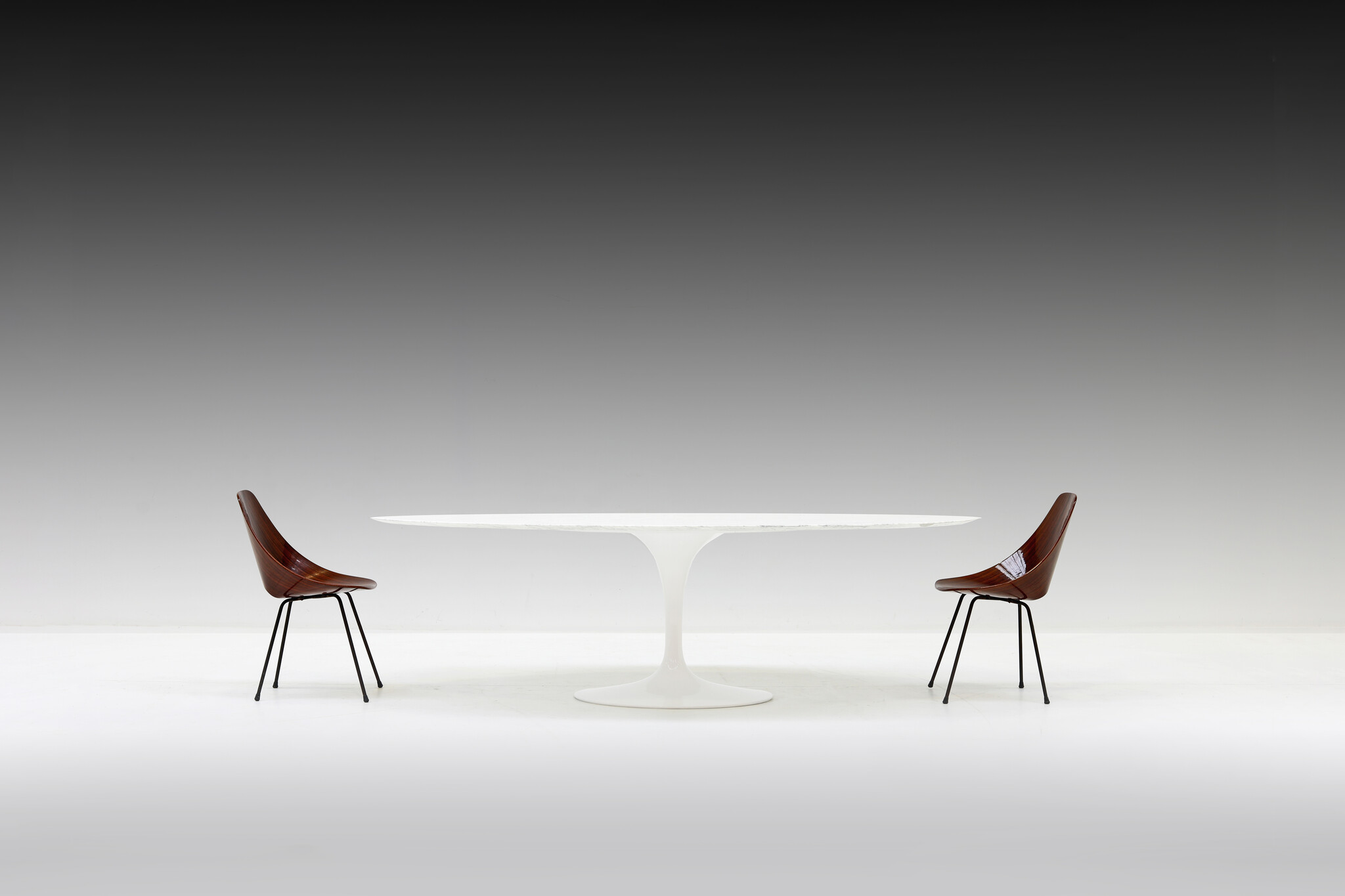 Marble Knoll Tulip oval table designed by Eero Saarinen