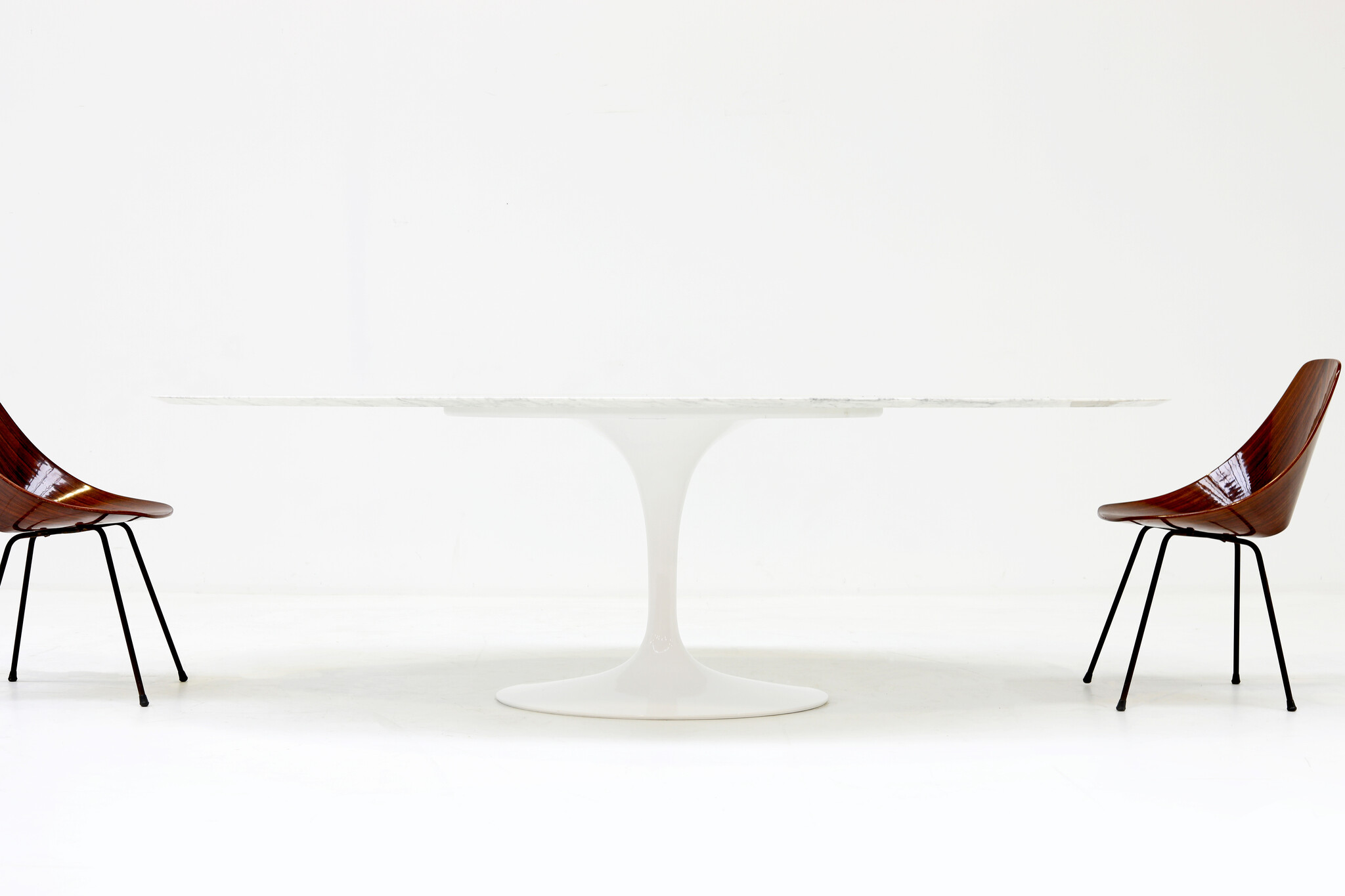 Marble Knoll Tulip oval table designed by Eero Saarinen