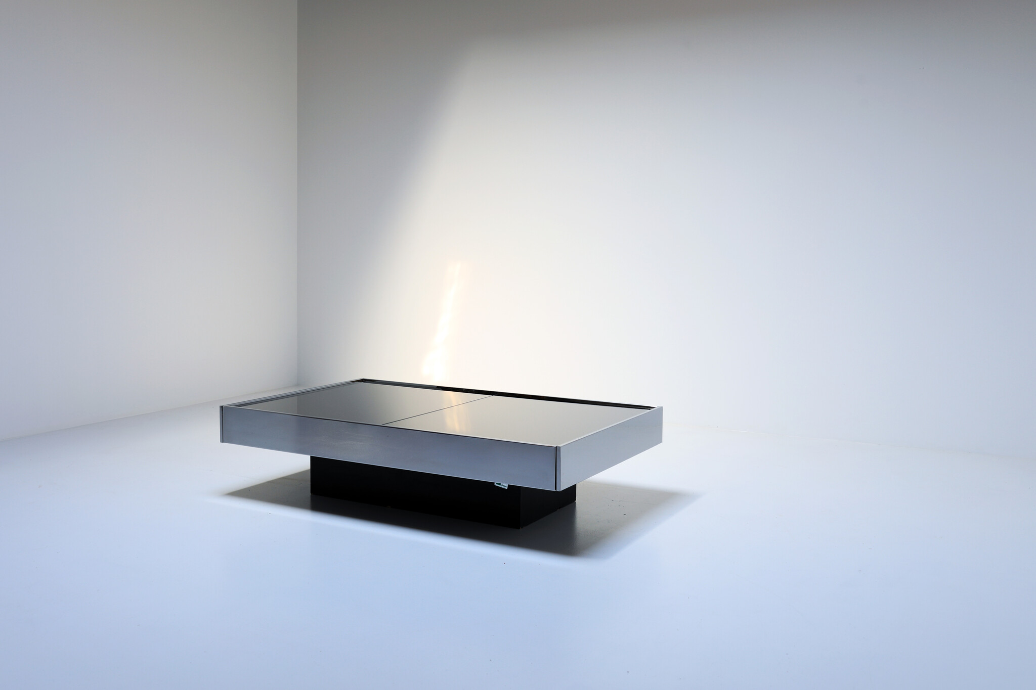 Table basse avec bar caché par Willy Rizzo pour Cidue, 1970.