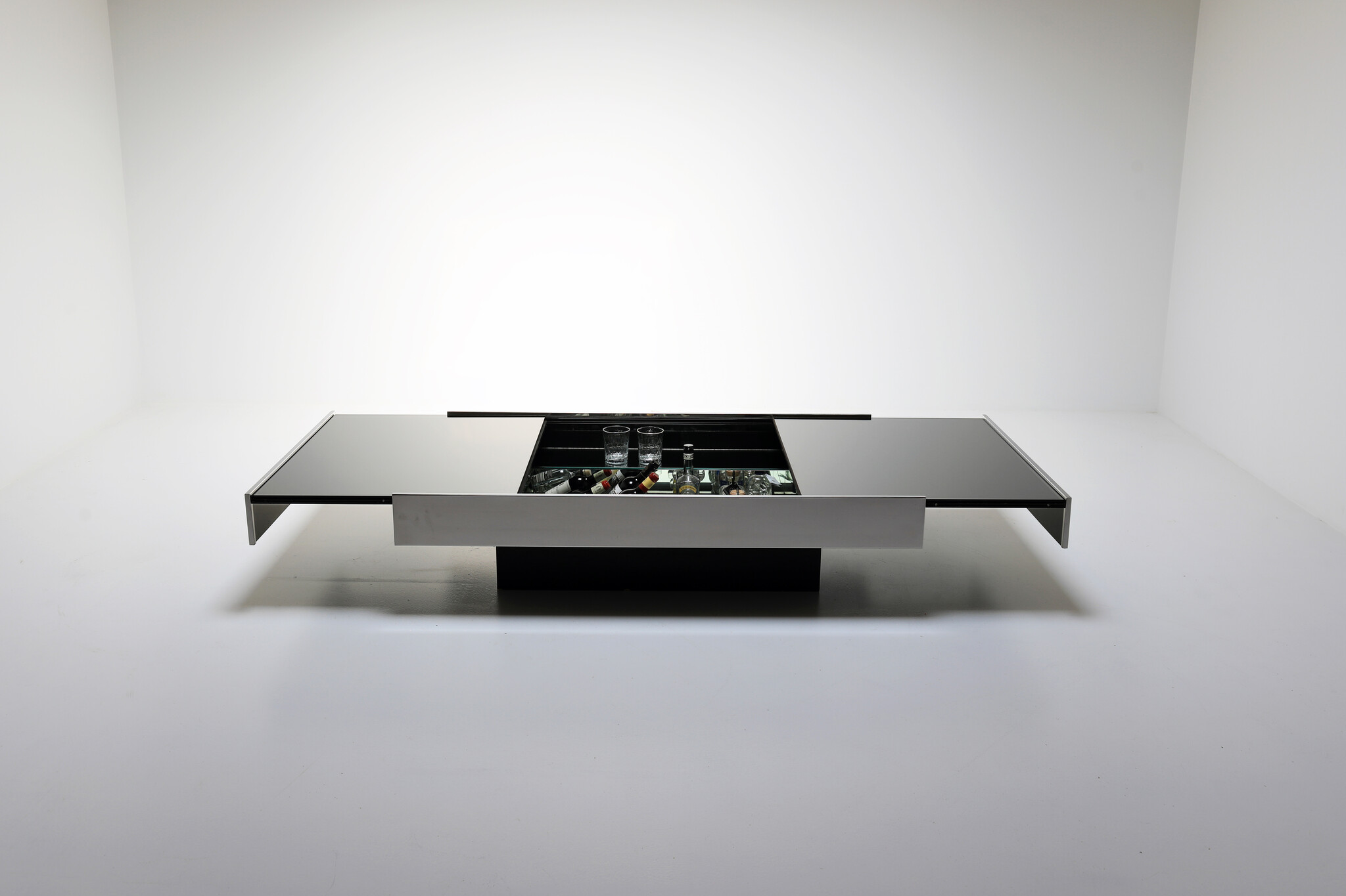 Table basse avec bar caché par Willy Rizzo pour Cidue, 1970.