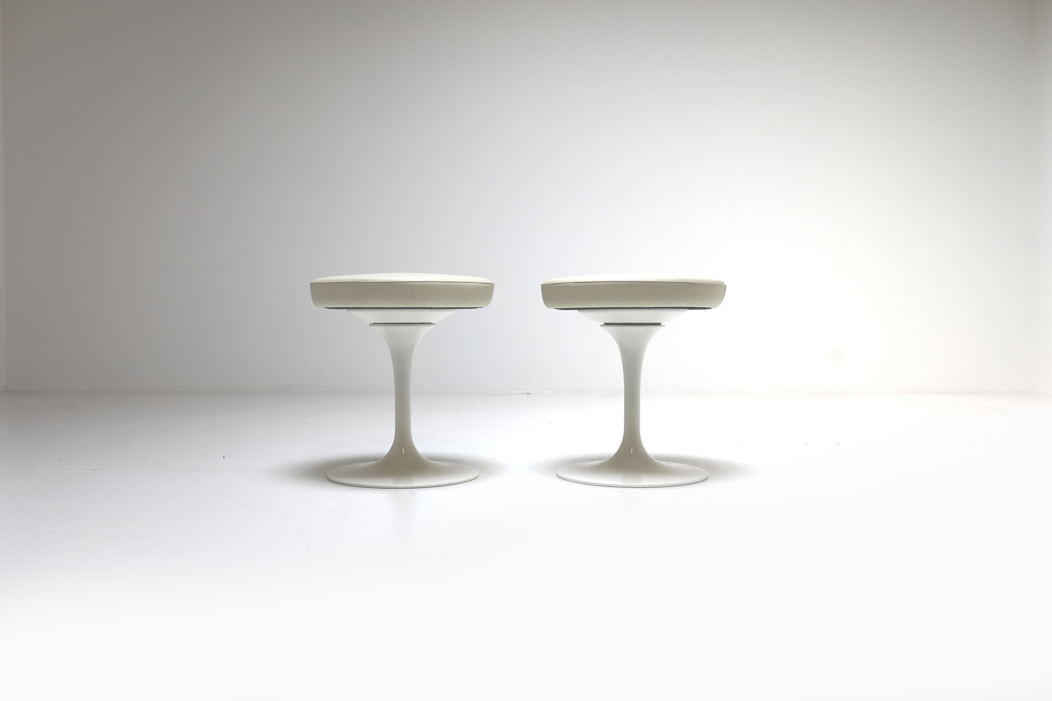 2 Tulip stools by Eero Saarinen for Knoll International