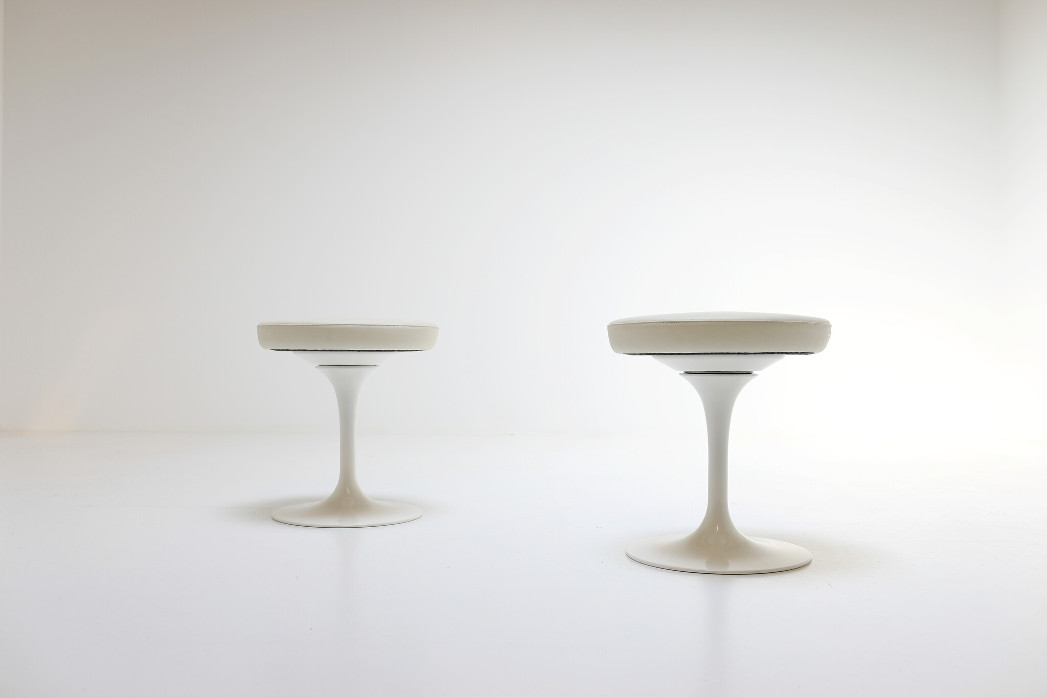2 Tulip stools by Eero Saarinen for Knoll International