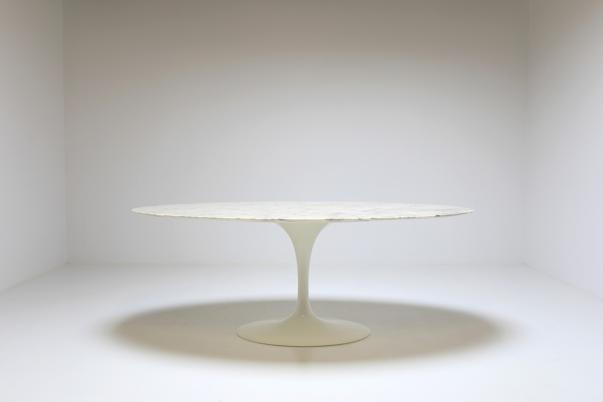 Marble Knoll Tulip oval table designed by Eero Saarinen