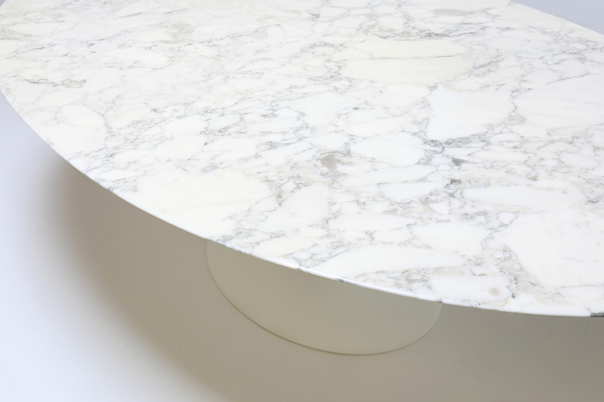 Marble Knoll Tulip oval table designed by Eero Saarinen