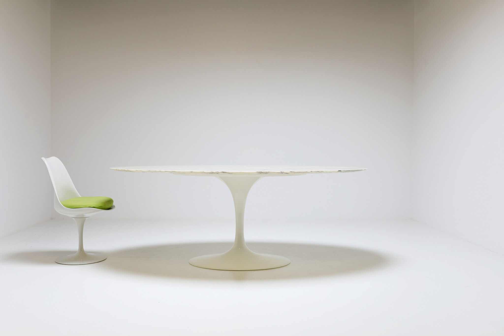 Marble Knoll Tulip oval table designed by Eero Saarinen