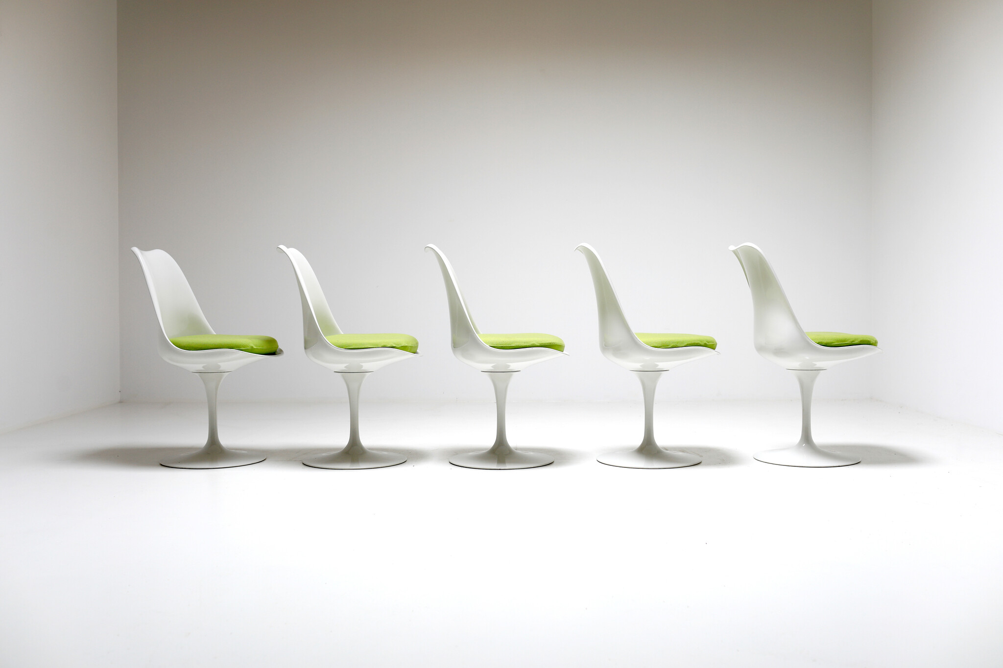 Suite de 5 chaises tulipes par Eero Saarinen pour Knoll International