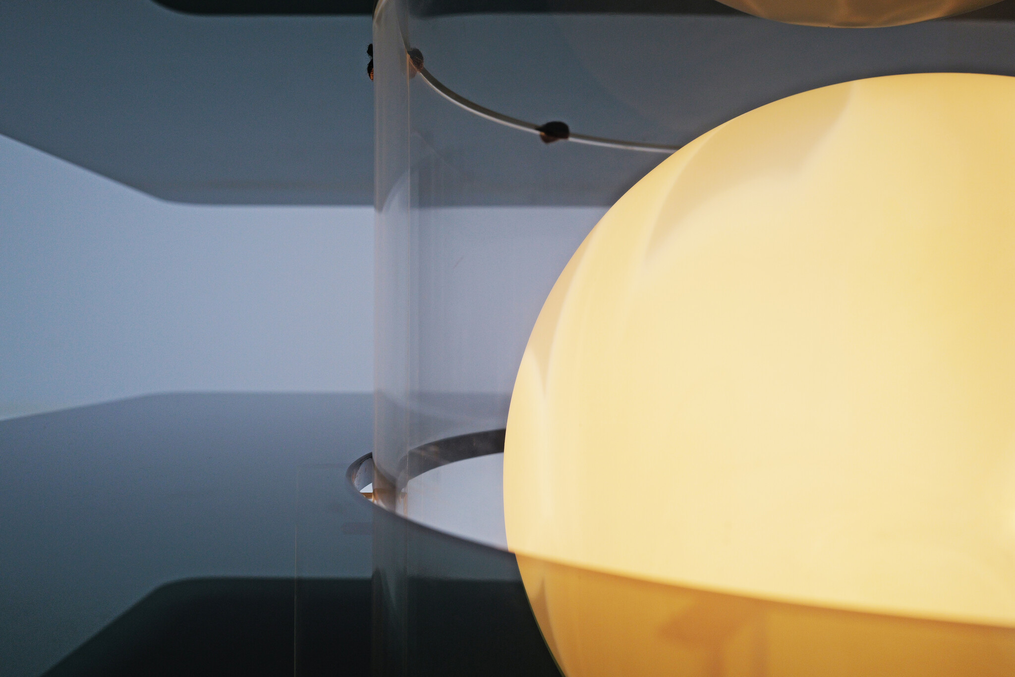 Table basse italienne Space Age en verre fumé avec lampe globe de Murano, années 1970