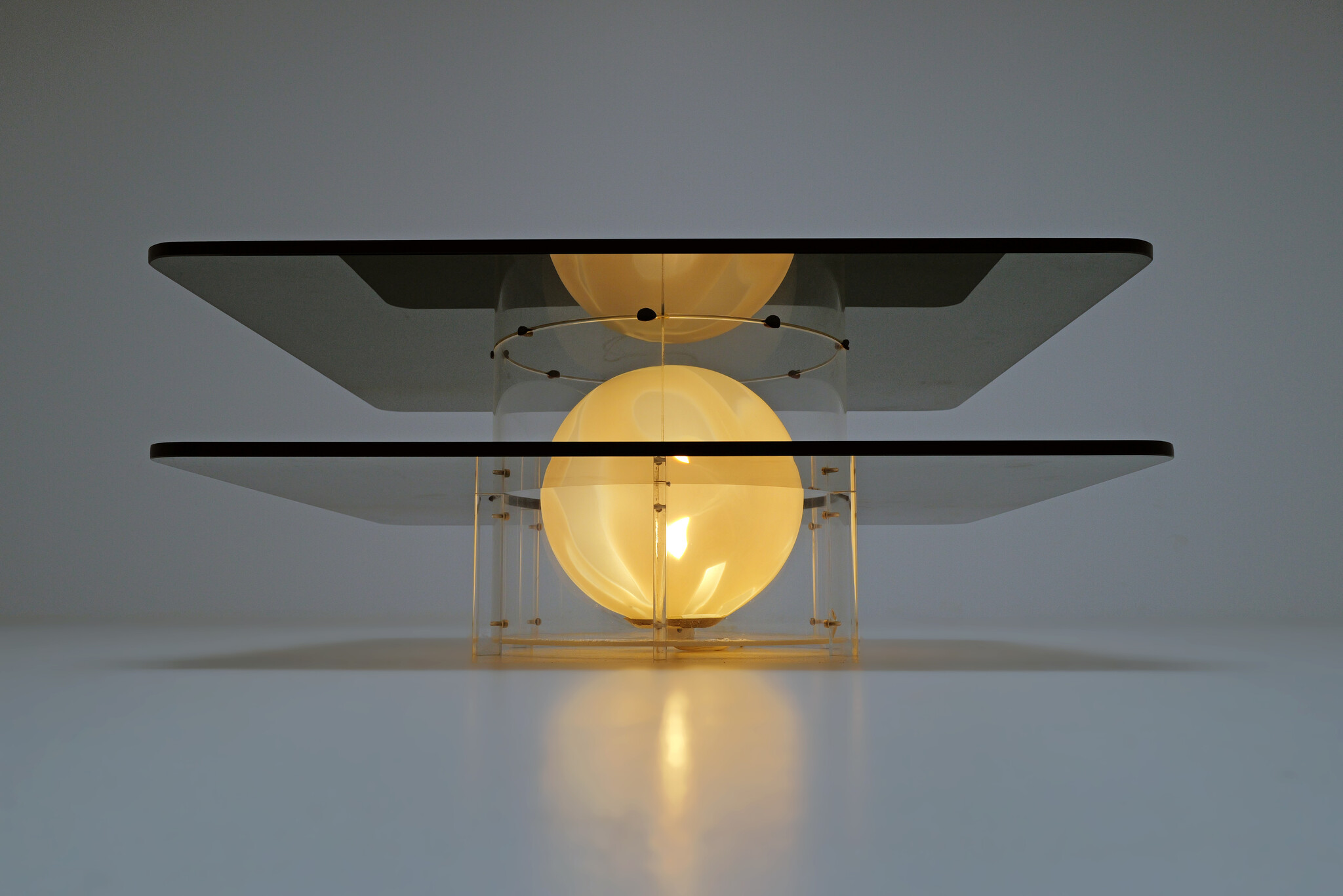 Table basse italienne Space Age en verre fumé avec lampe globe de Murano, années 1970