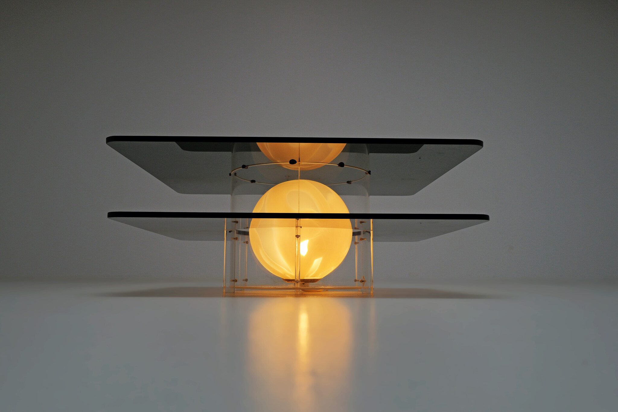Table basse italienne Space Age en verre fumé avec lampe globe de Murano, années 1970