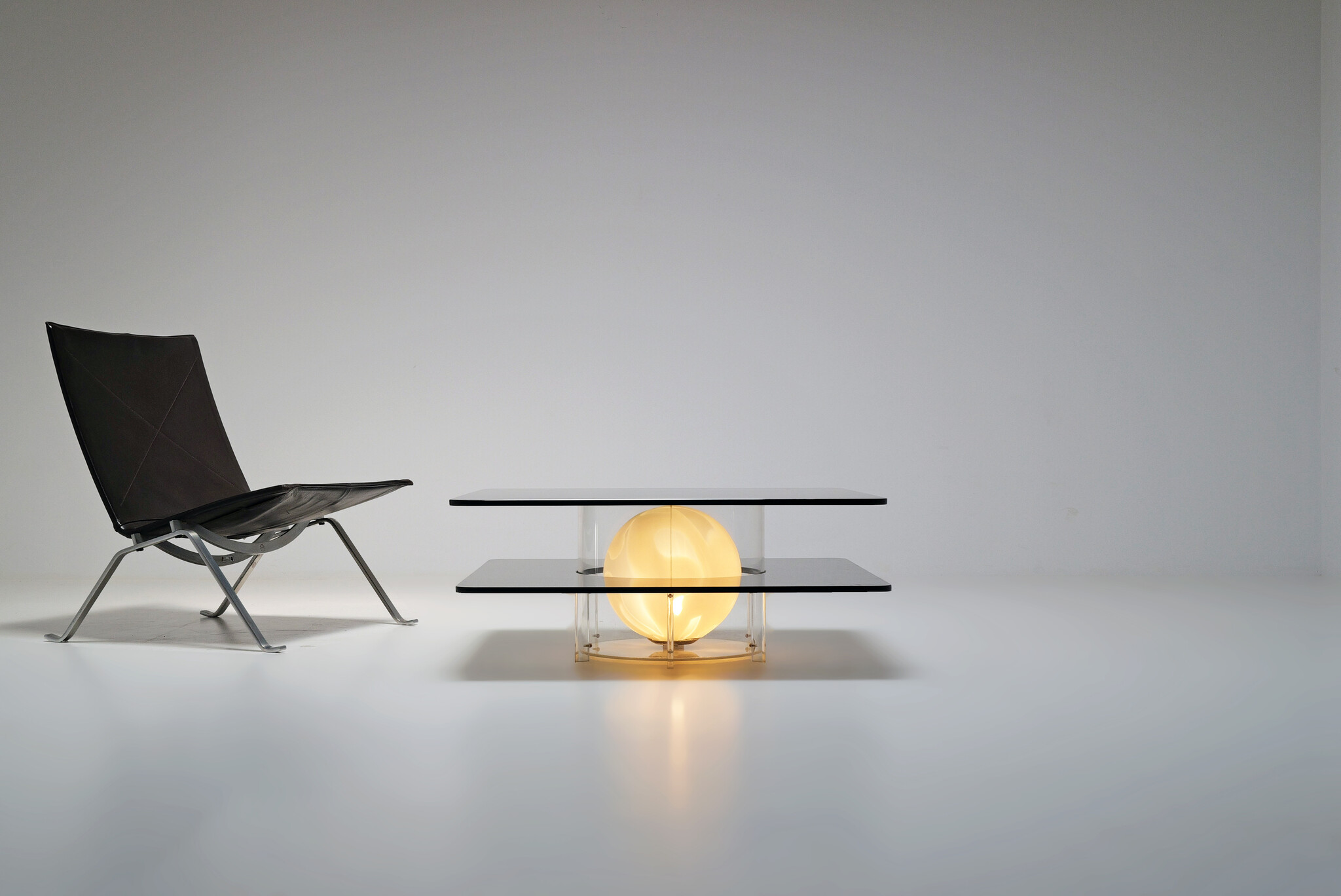 Table basse italienne Space Age en verre fumé avec lampe globe de Murano, années 1970