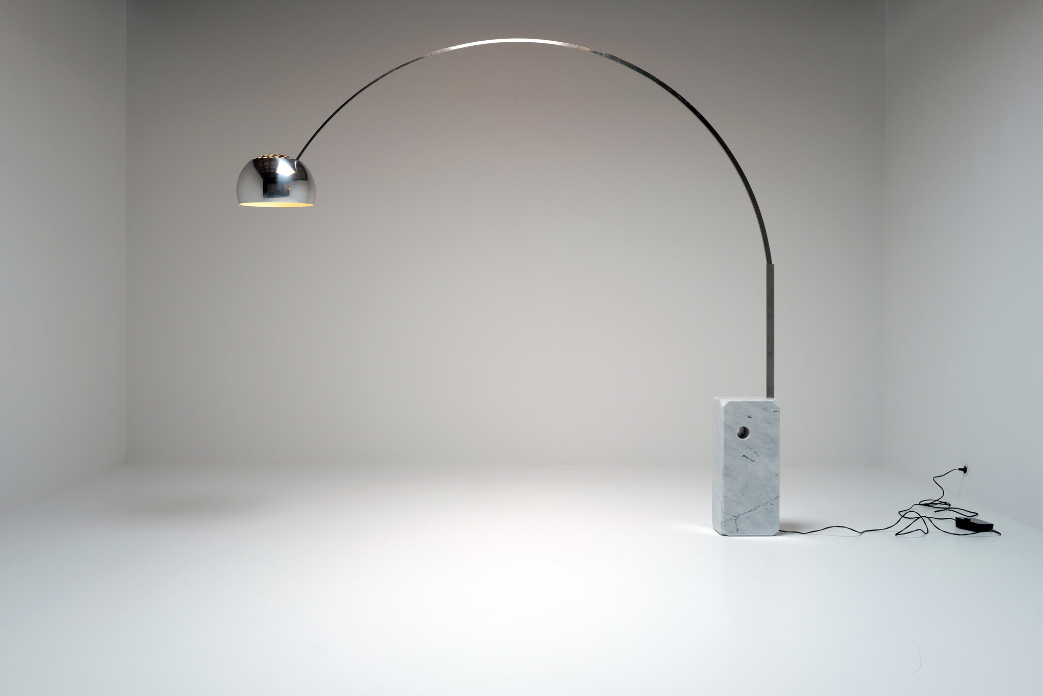 Flos booglamp ontwerpen door Archille en Piere Castiglioni, 1962