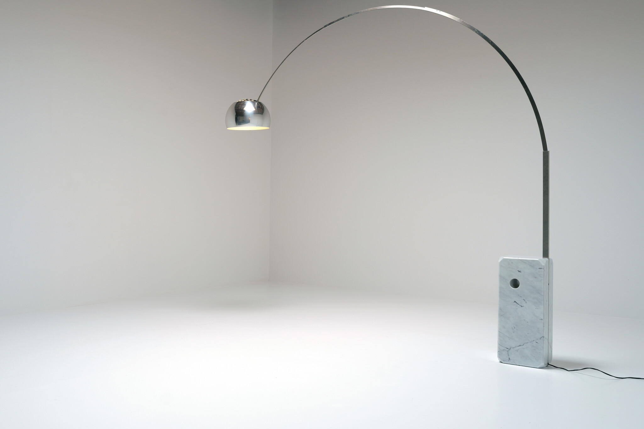Flos booglamp ontwerpen door Archille en Piere Castiglioni, 1962