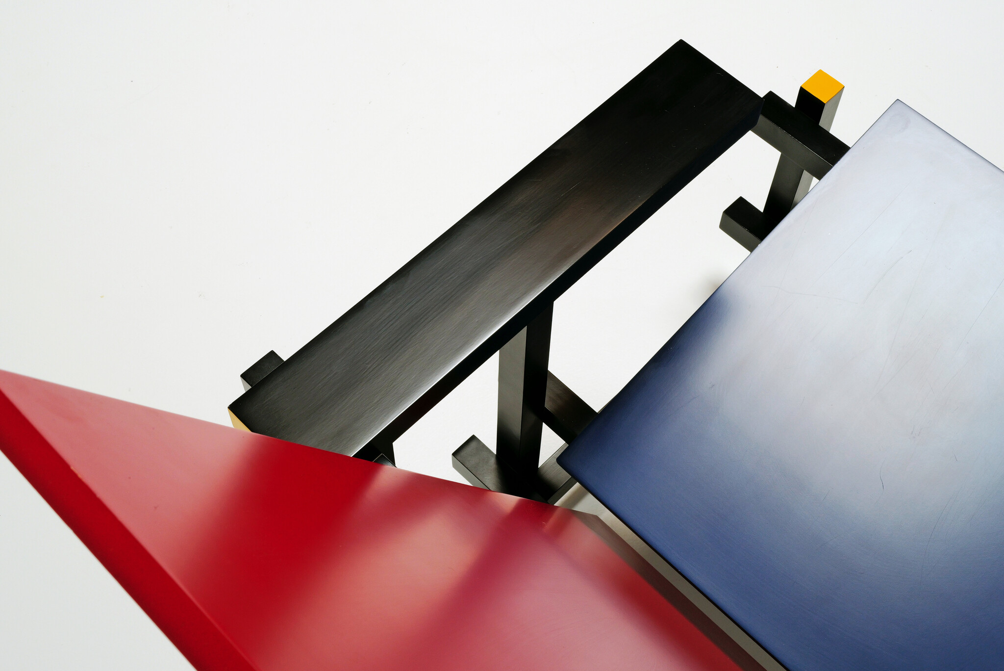 Chaise rouge et bleue de Gerrit Rietveld pour Cassina