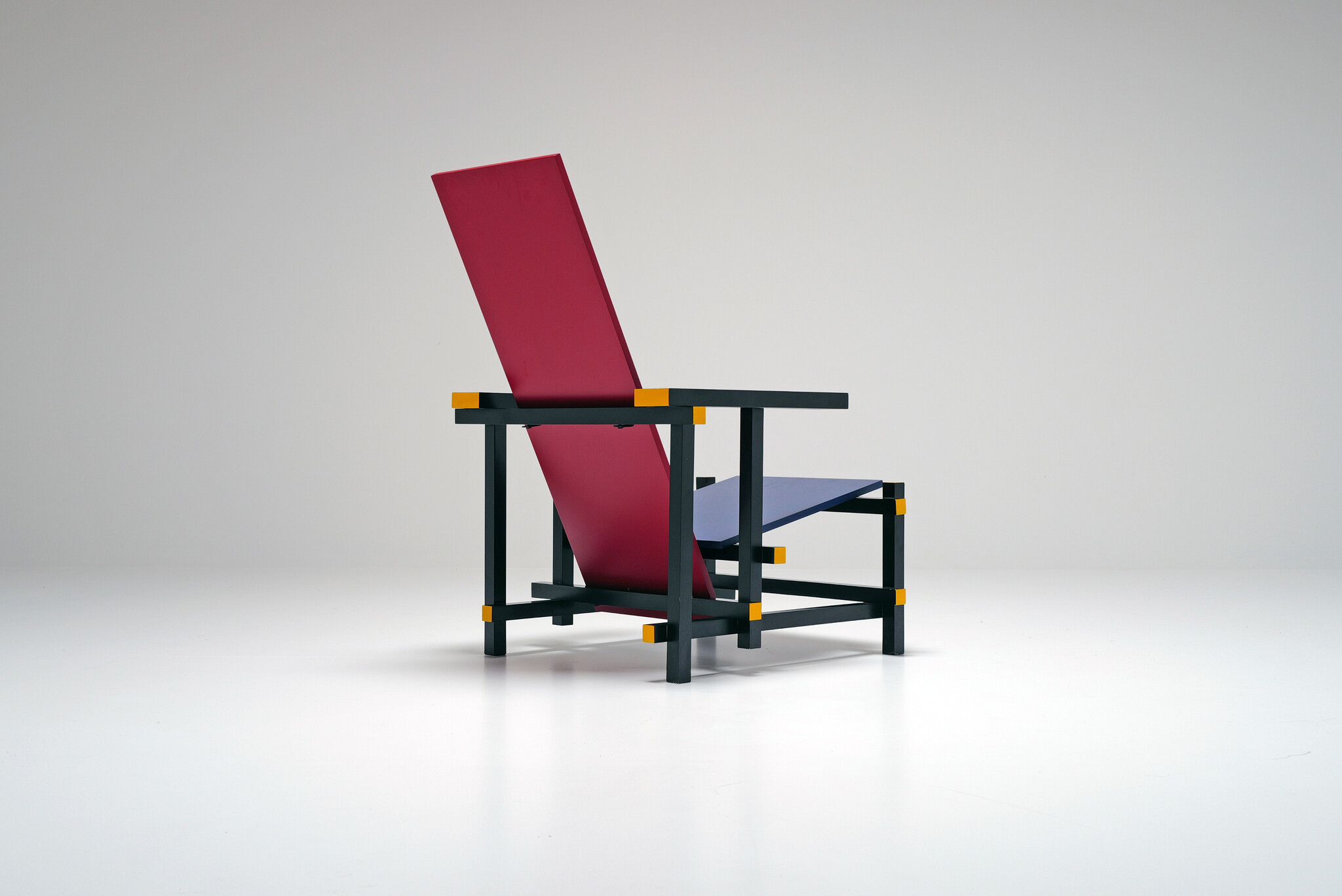 Chaise rouge et bleue de Gerrit Rietveld pour Cassina