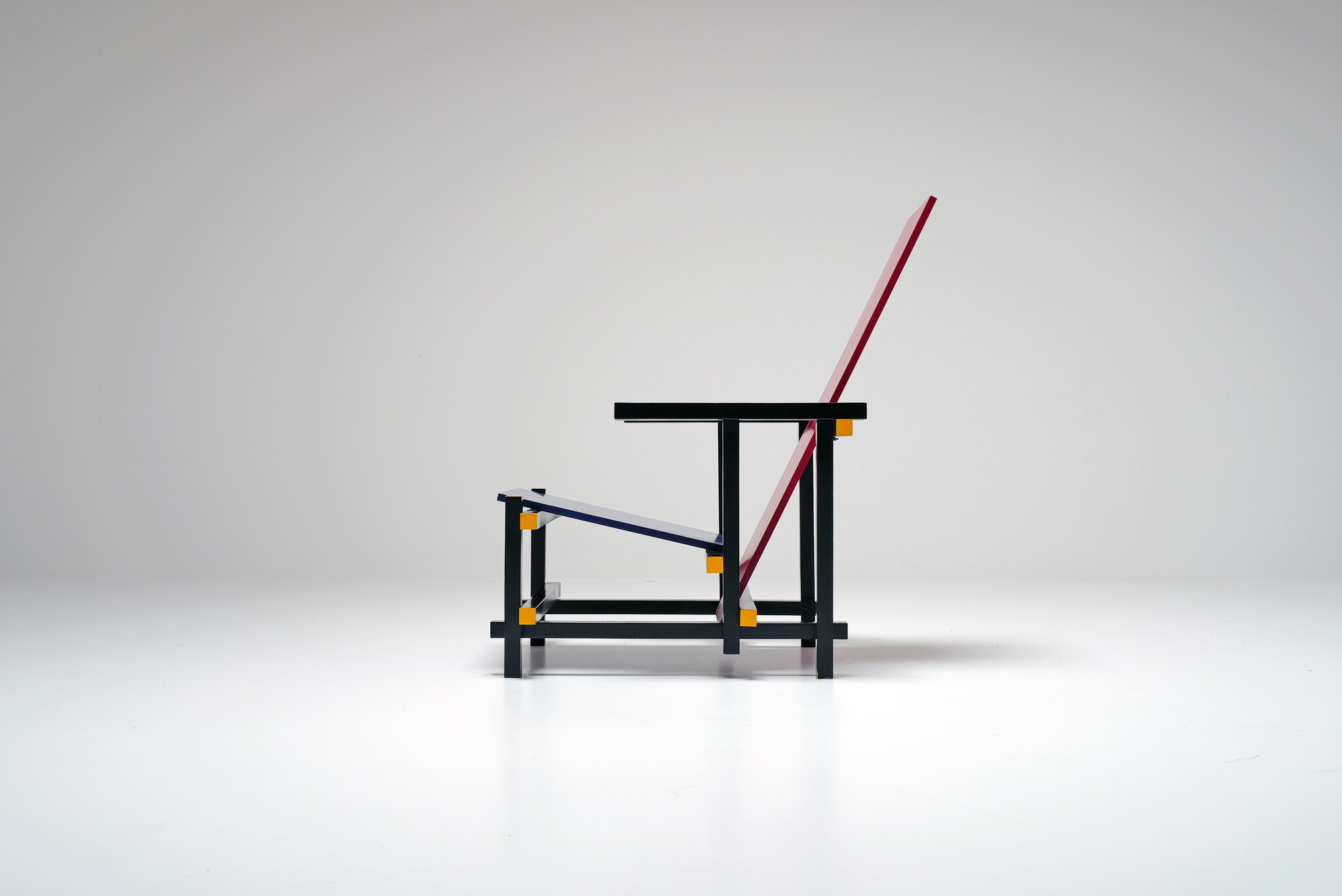 Chaise rouge et bleue de Gerrit Rietveld pour Cassina