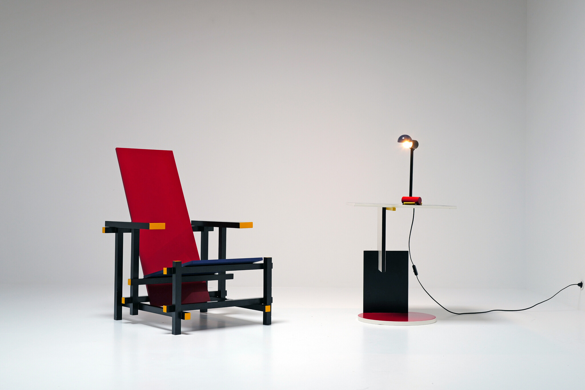 Chaise rouge et bleue de Gerrit Rietveld pour Cassina