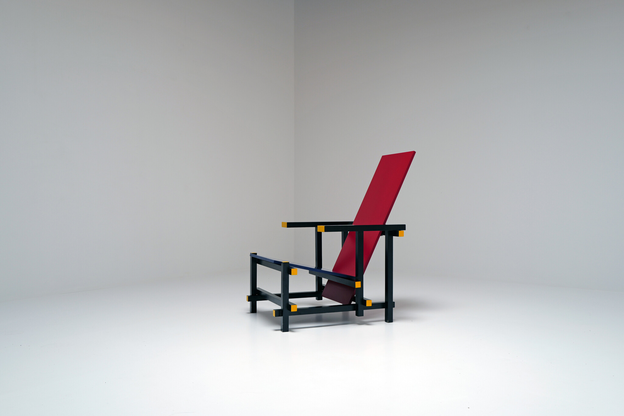 Chaise rouge et bleue de Gerrit Rietveld pour Cassina