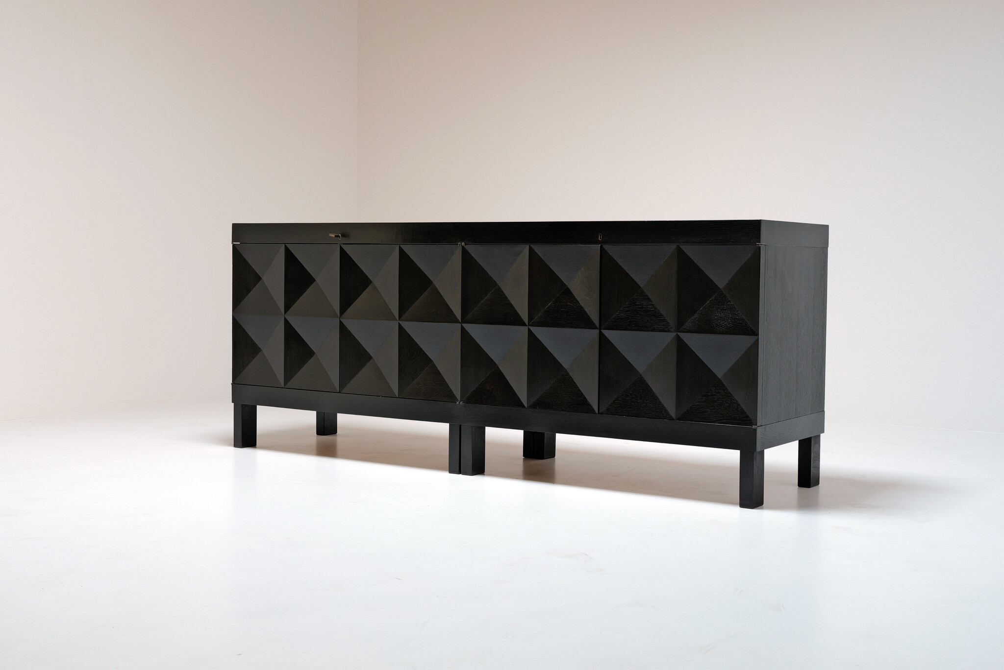 Zeldzame Brutalistische sideboard  Van J. Batenburg Voor E.M.Y, Belgie 1969