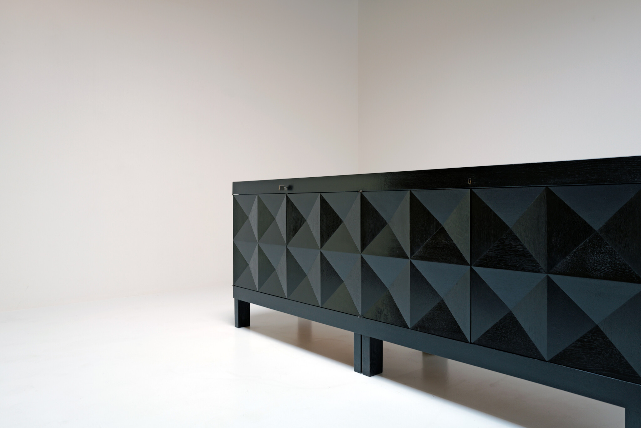 Zeldzame Brutalistische sideboard  Van J. Batenburg Voor E.M.Y, Belgie 1969