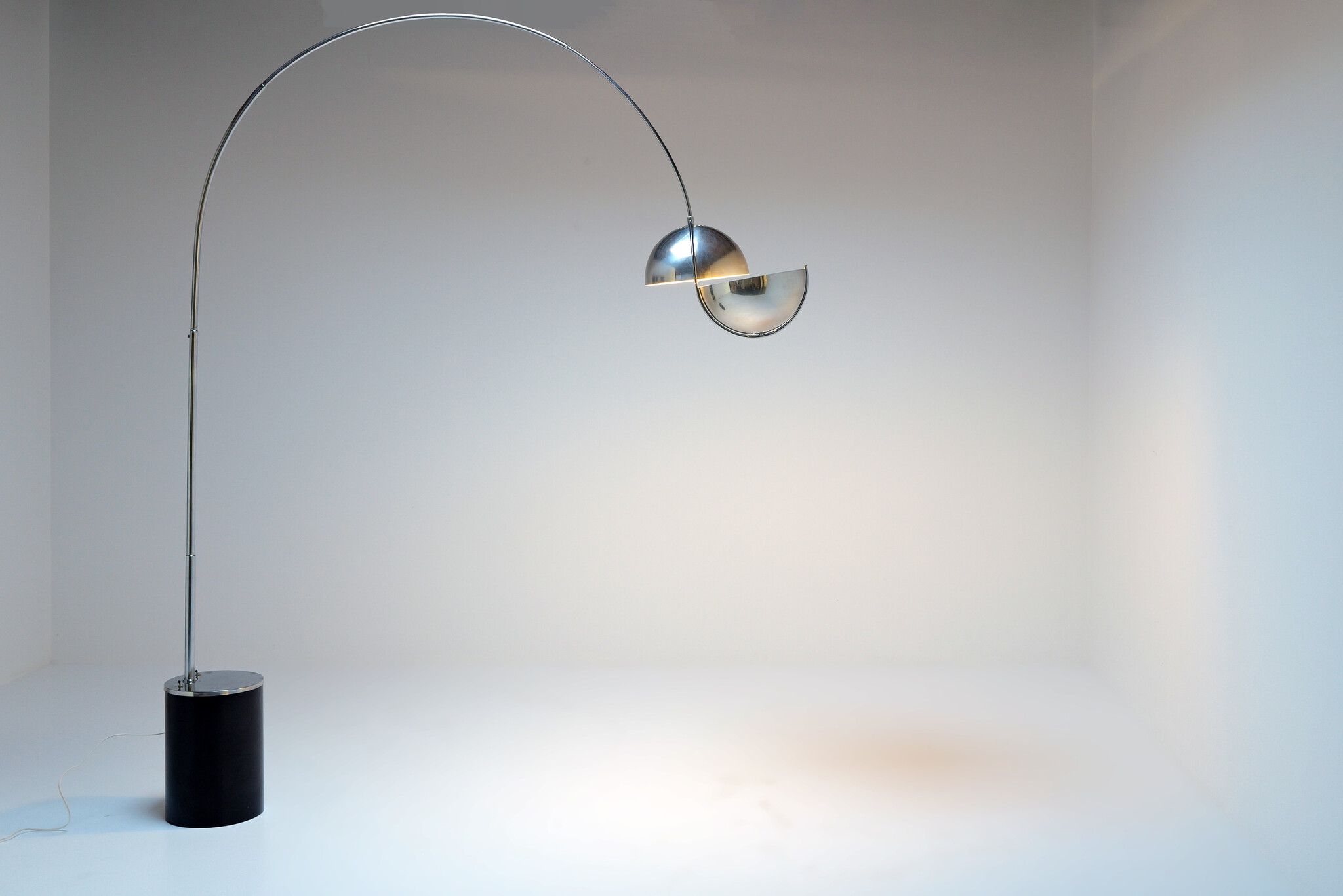 Lampe à arc italienne chromée, années 1970