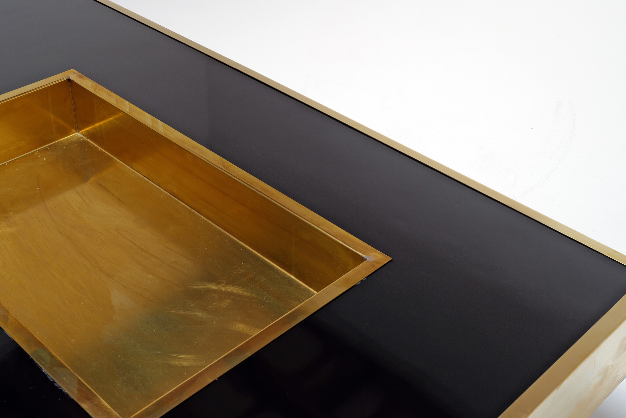Table de bar en noir et laiton