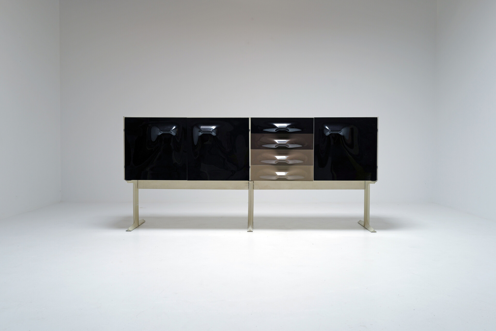 Buffet de Raymond Loewy, 1969