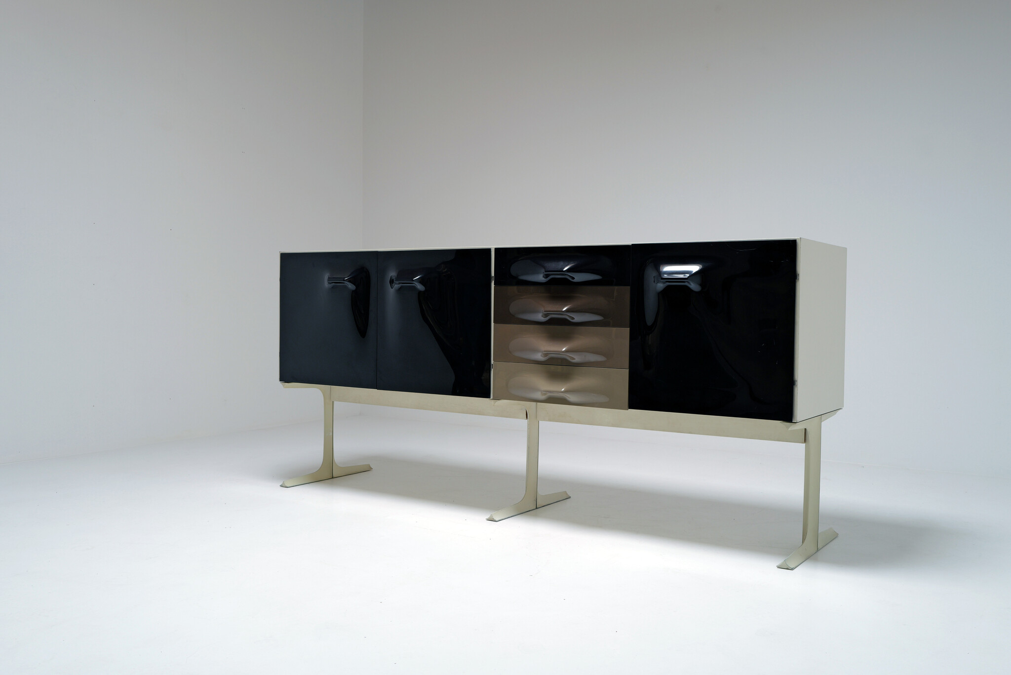 Buffet de Raymond Loewy, 1969