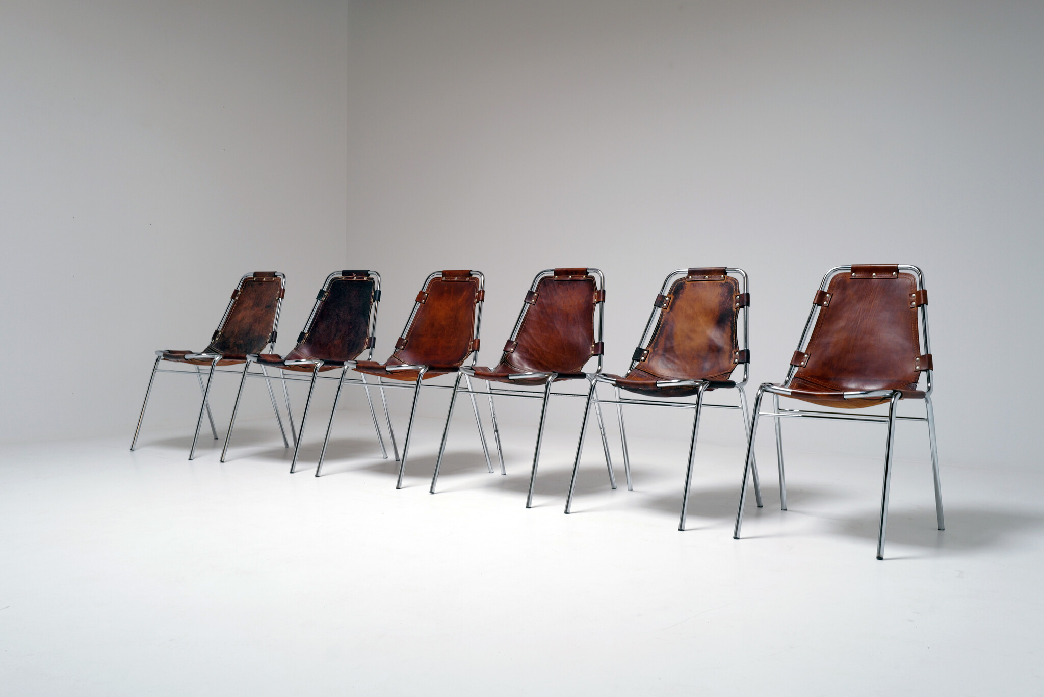 Leren eetkamerstoelen geselecteerd door Charlotte Perriand voor Les Arcs, 1960's