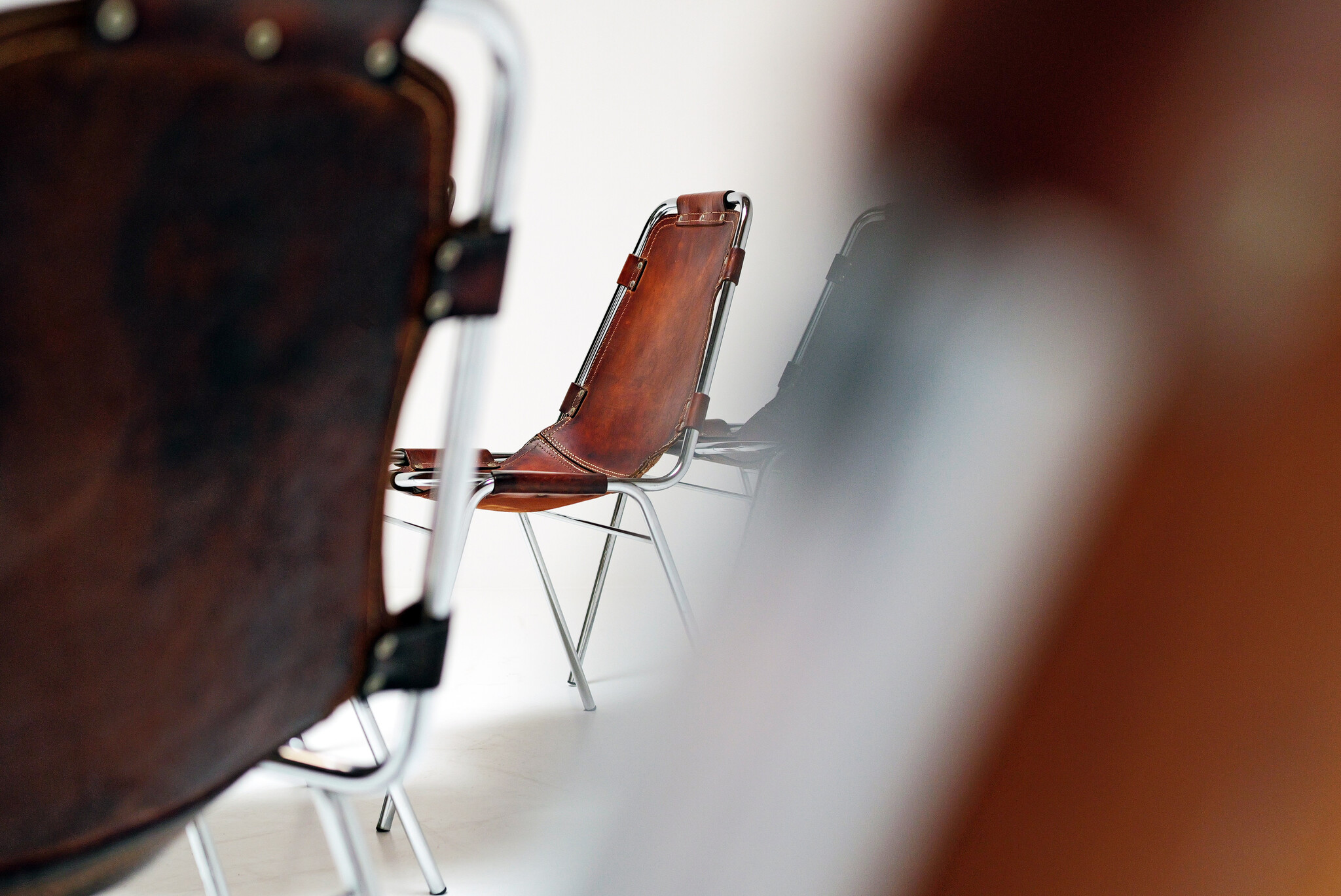 Leren eetkamerstoelen geselecteerd door Charlotte Perriand voor Les Arcs, 1960's