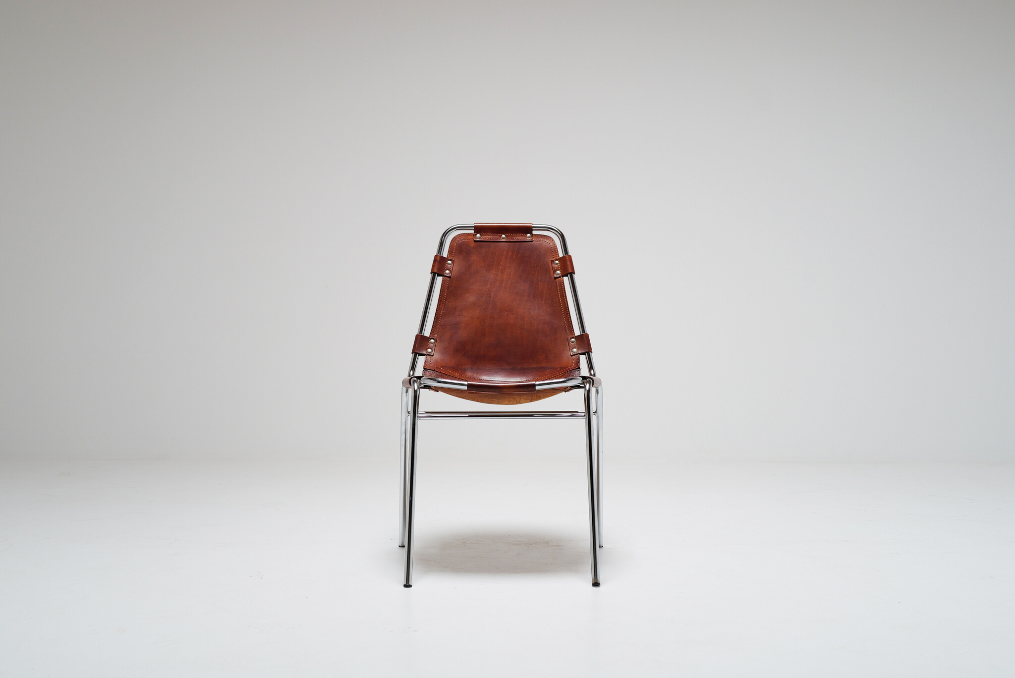 Leren eetkamerstoelen geselecteerd door Charlotte Perriand voor Les Arcs, 1960's