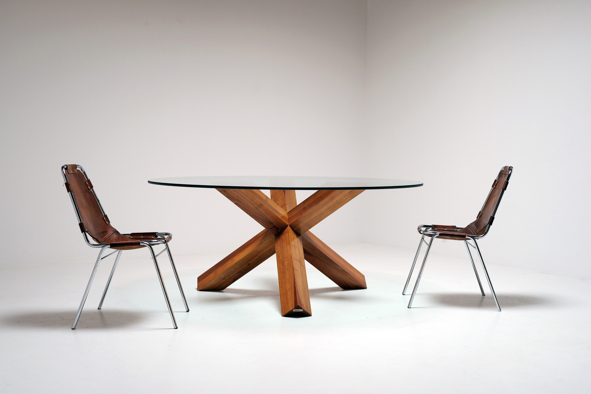 Leren eetkamerstoelen geselecteerd door Charlotte Perriand voor Les Arcs, 1960's