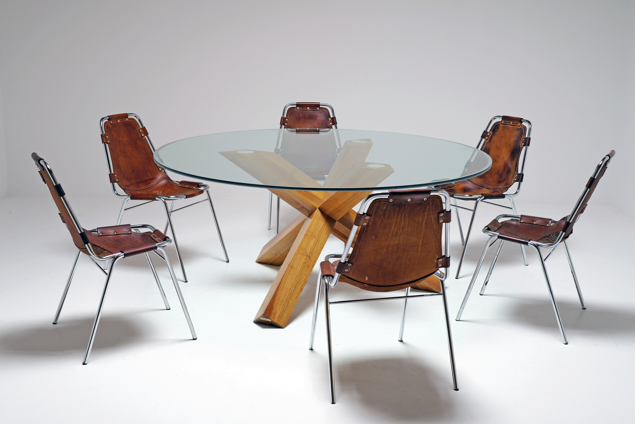 Leren eetkamerstoelen geselecteerd door Charlotte Perriand voor Les Arcs, 1960's