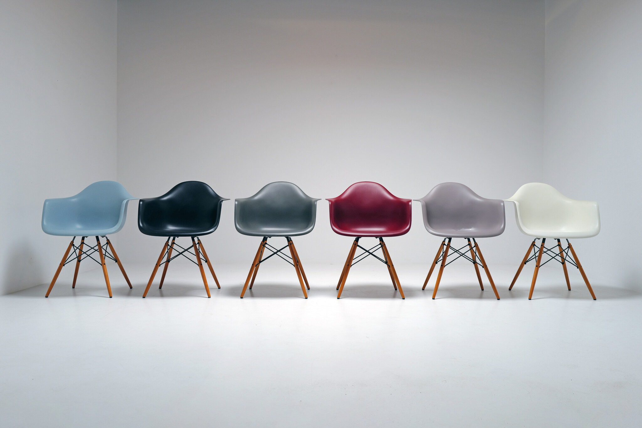 Multitonale Collector’s Set Vitra Eames Armchairs