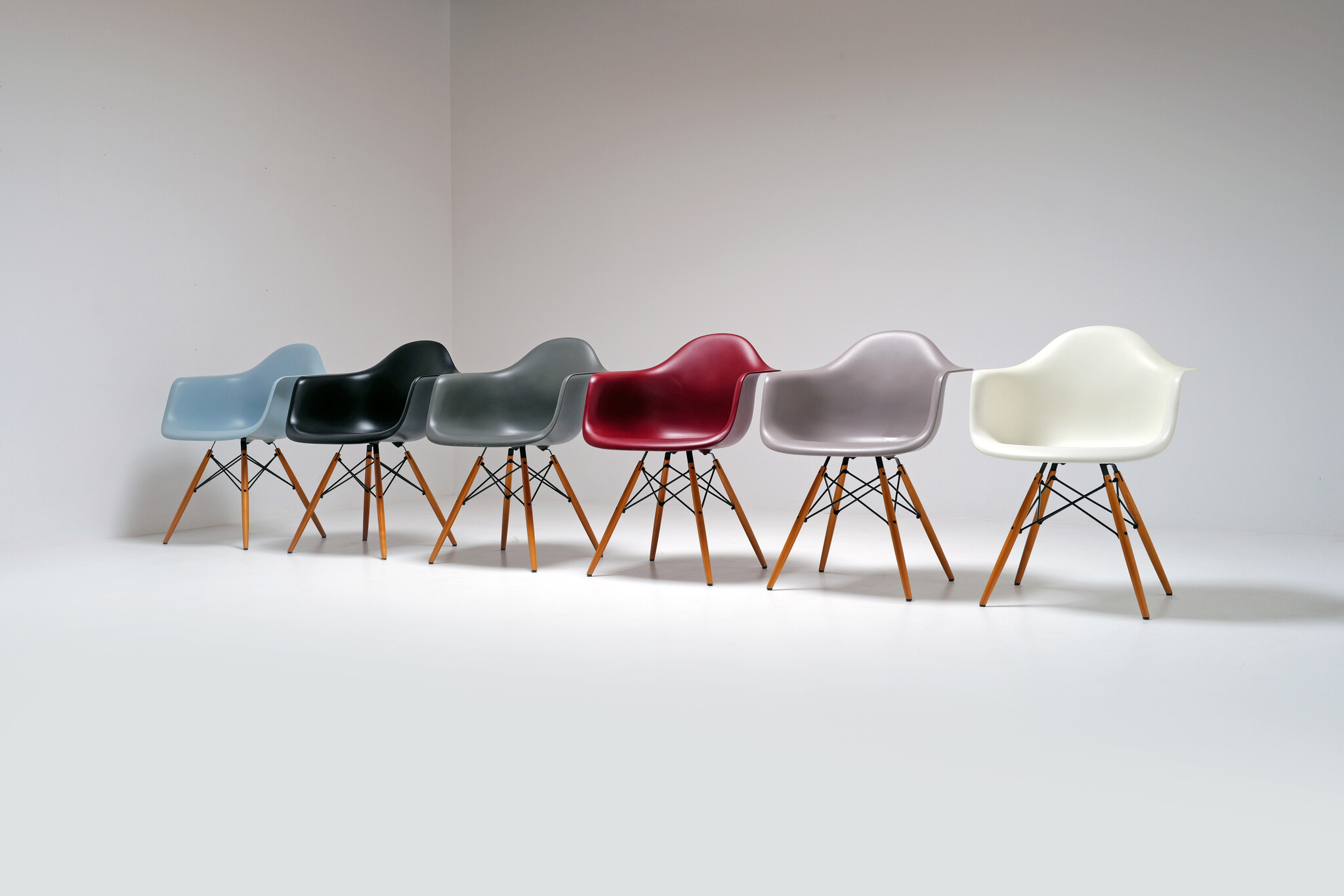 Multitonale Collector’s Set Vitra Eames Armchairs