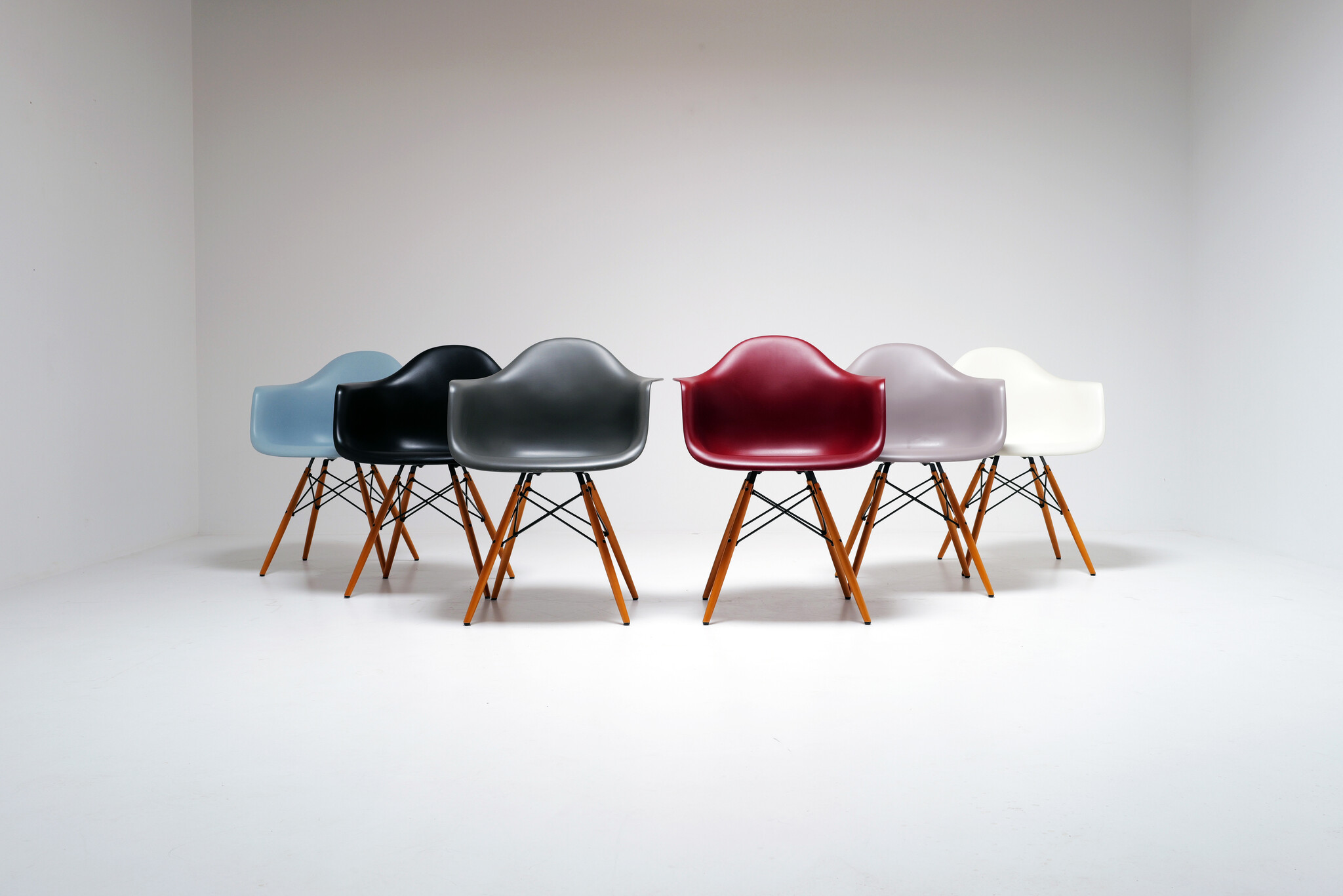 Multitonale Collector’s Set Vitra Eames Armchairs