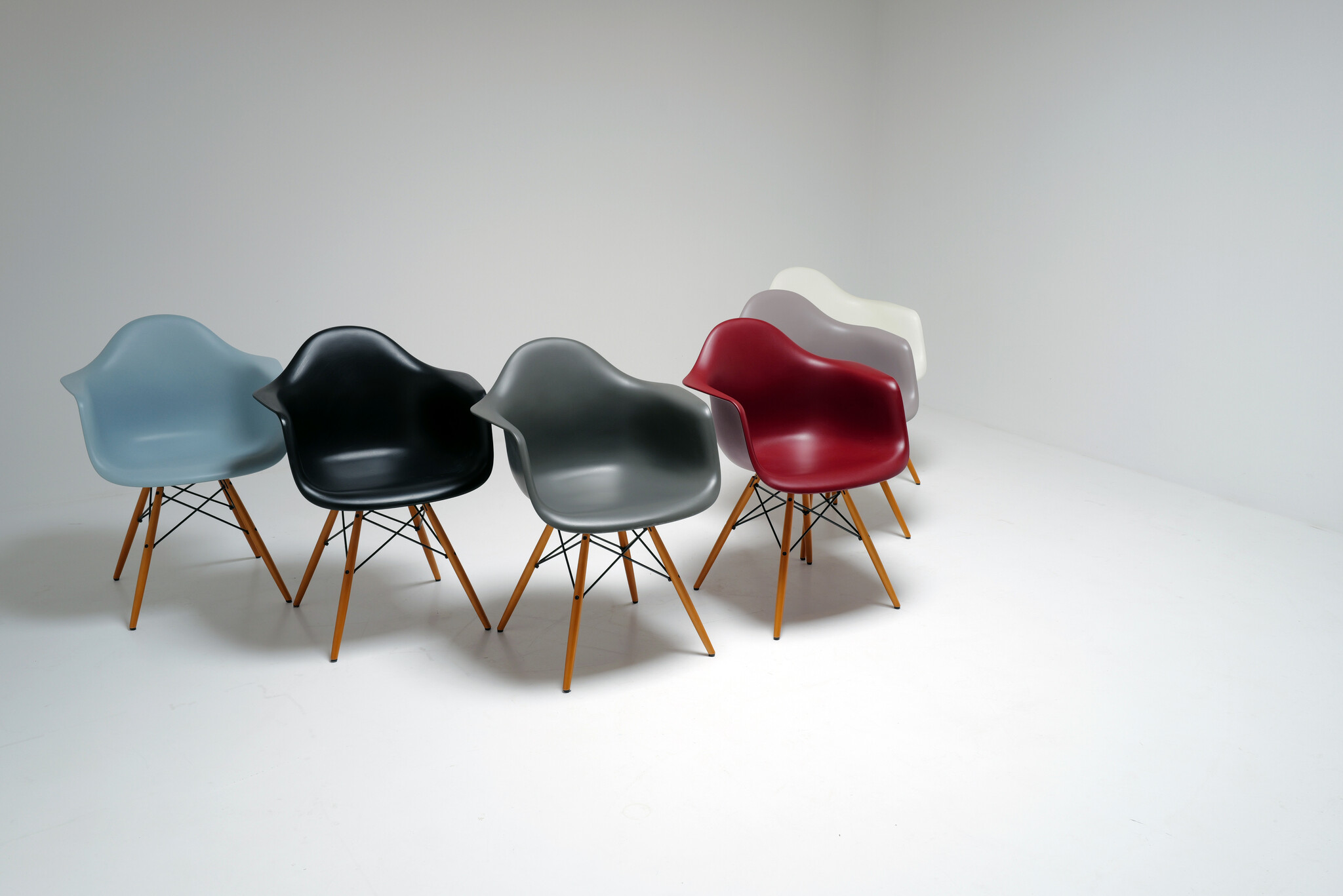 Multitonale Collector’s Set Vitra Eames Armchairs