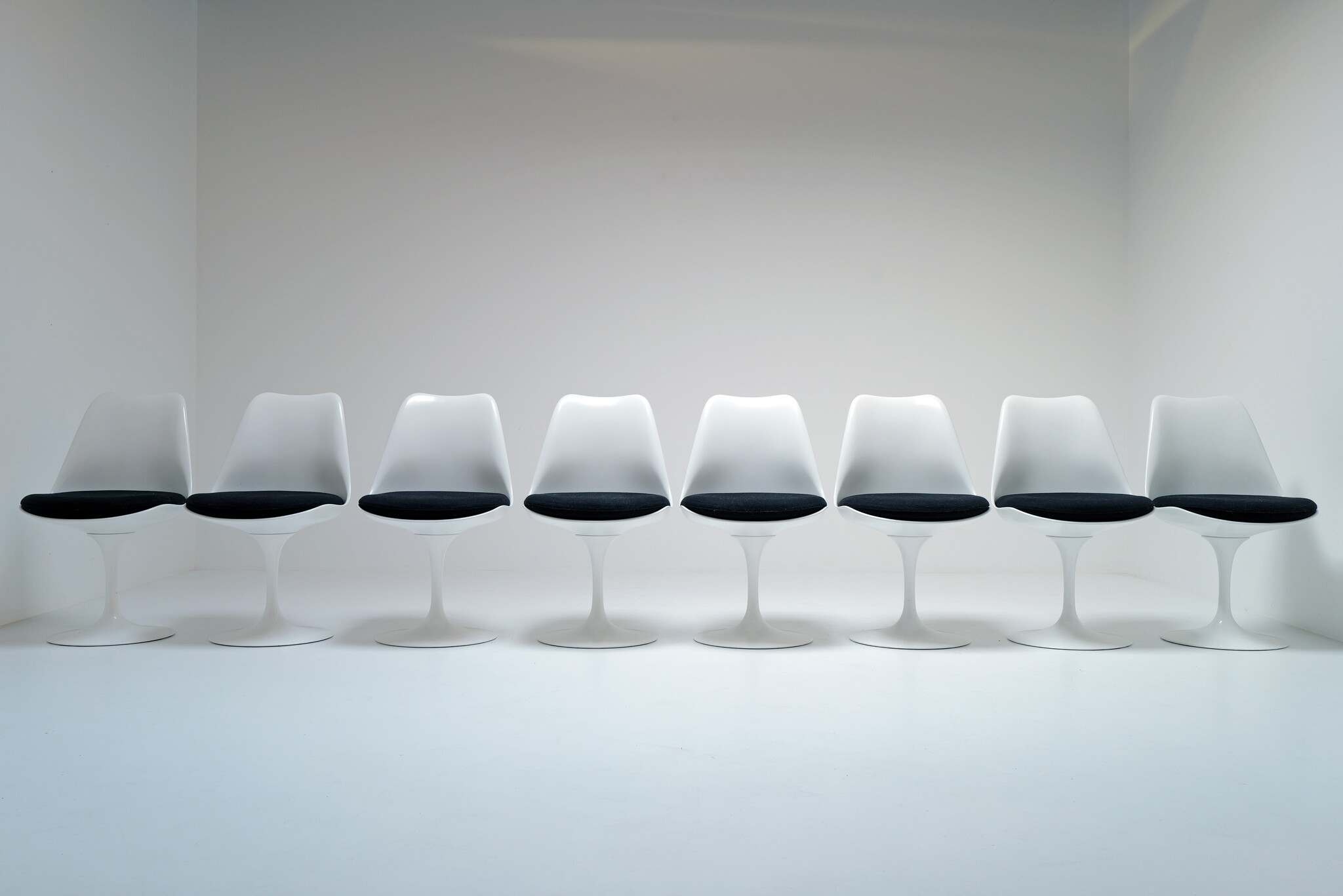 Set van 8 tulip stoelen door Eero Saarinen voor knoll international