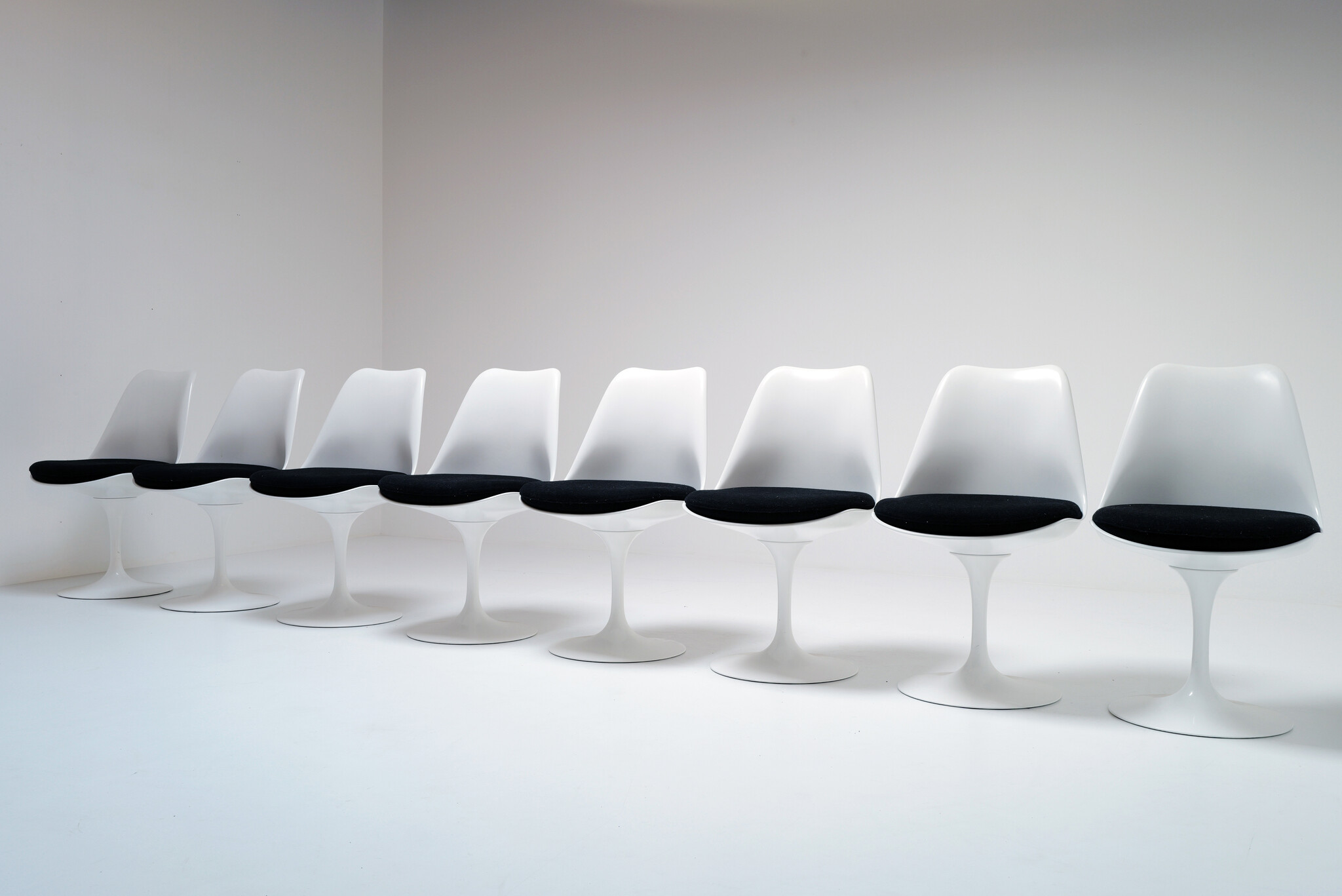 Set van 8 tulip stoelen door Eero Saarinen voor knoll international