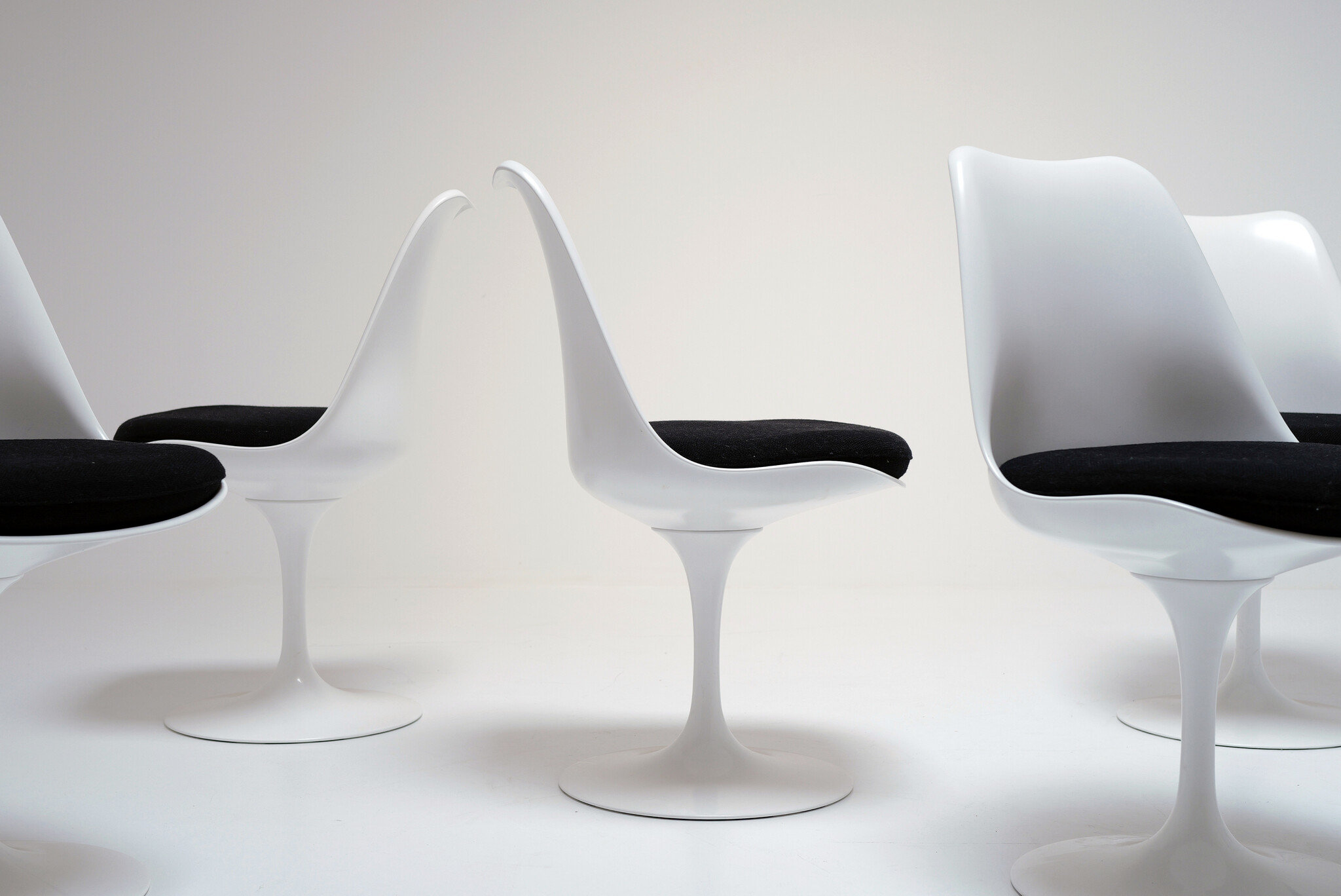 Set van 8 tulip stoelen door Eero Saarinen voor knoll international