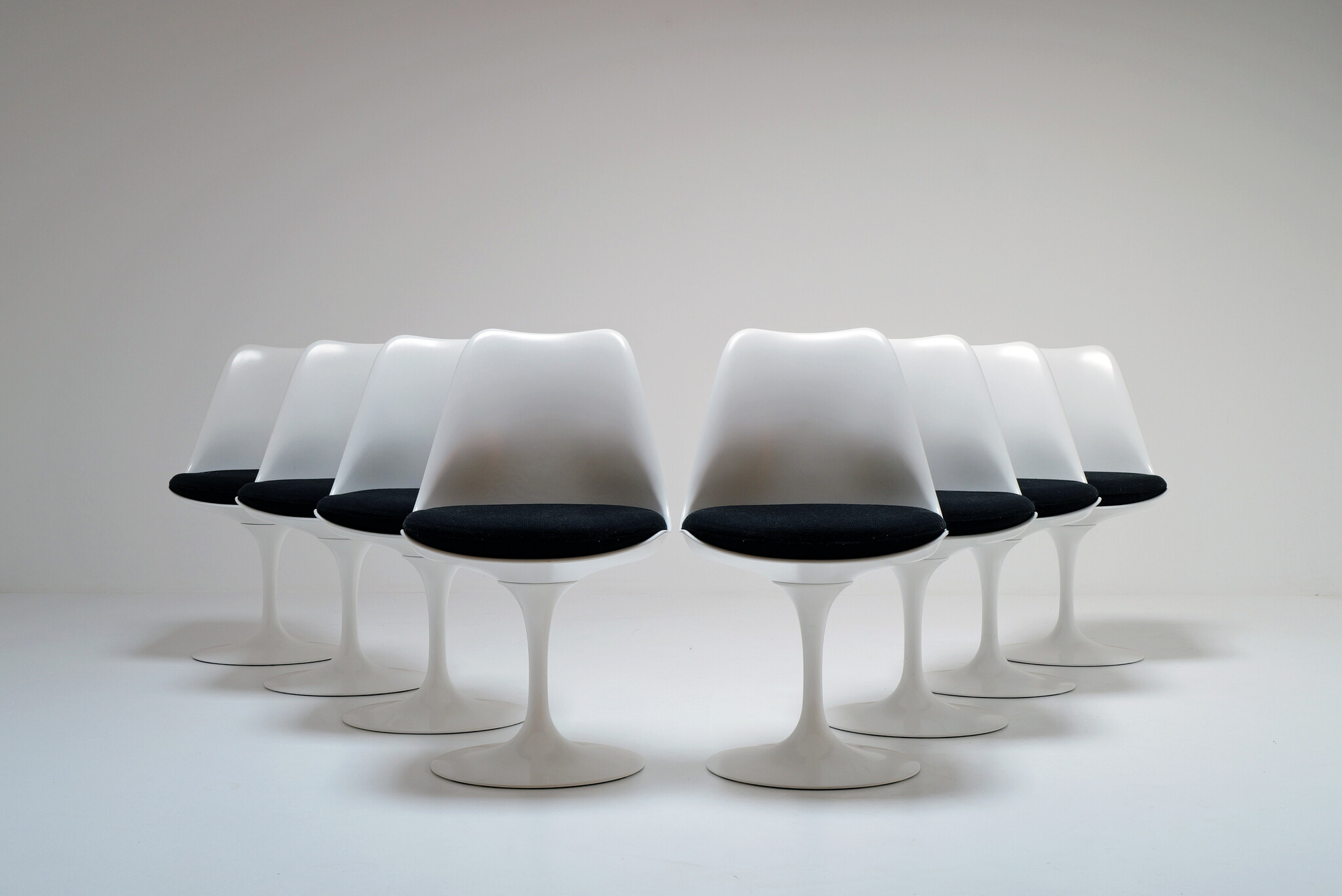 Set van 8 tulip stoelen door Eero Saarinen voor knoll international