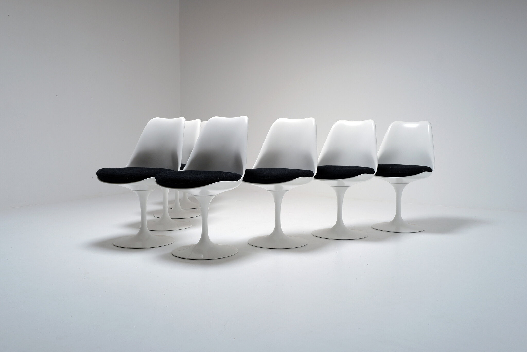 Set van 8 tulip stoelen door Eero Saarinen voor knoll international