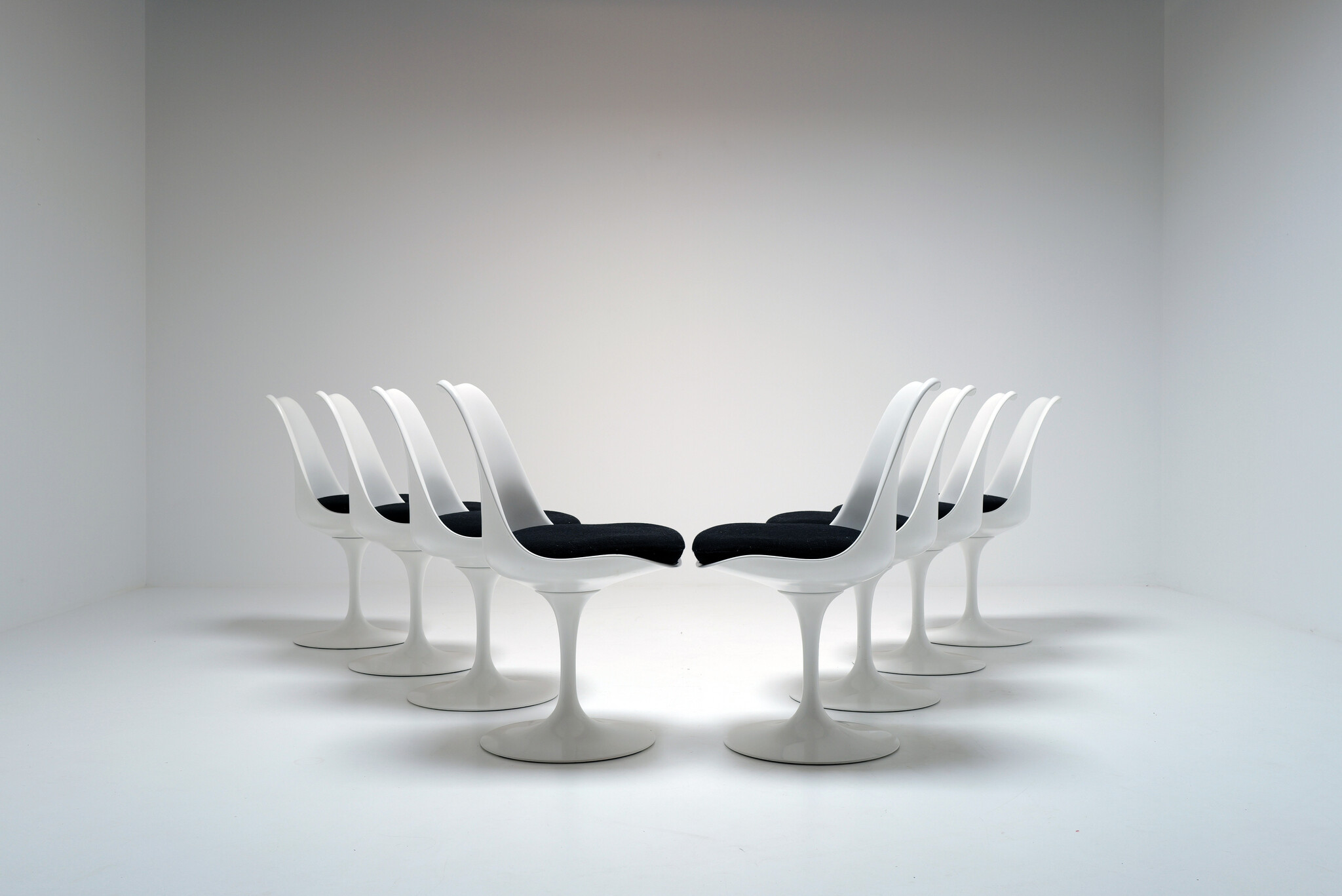 Set van 8 tulip stoelen door Eero Saarinen voor knoll international
