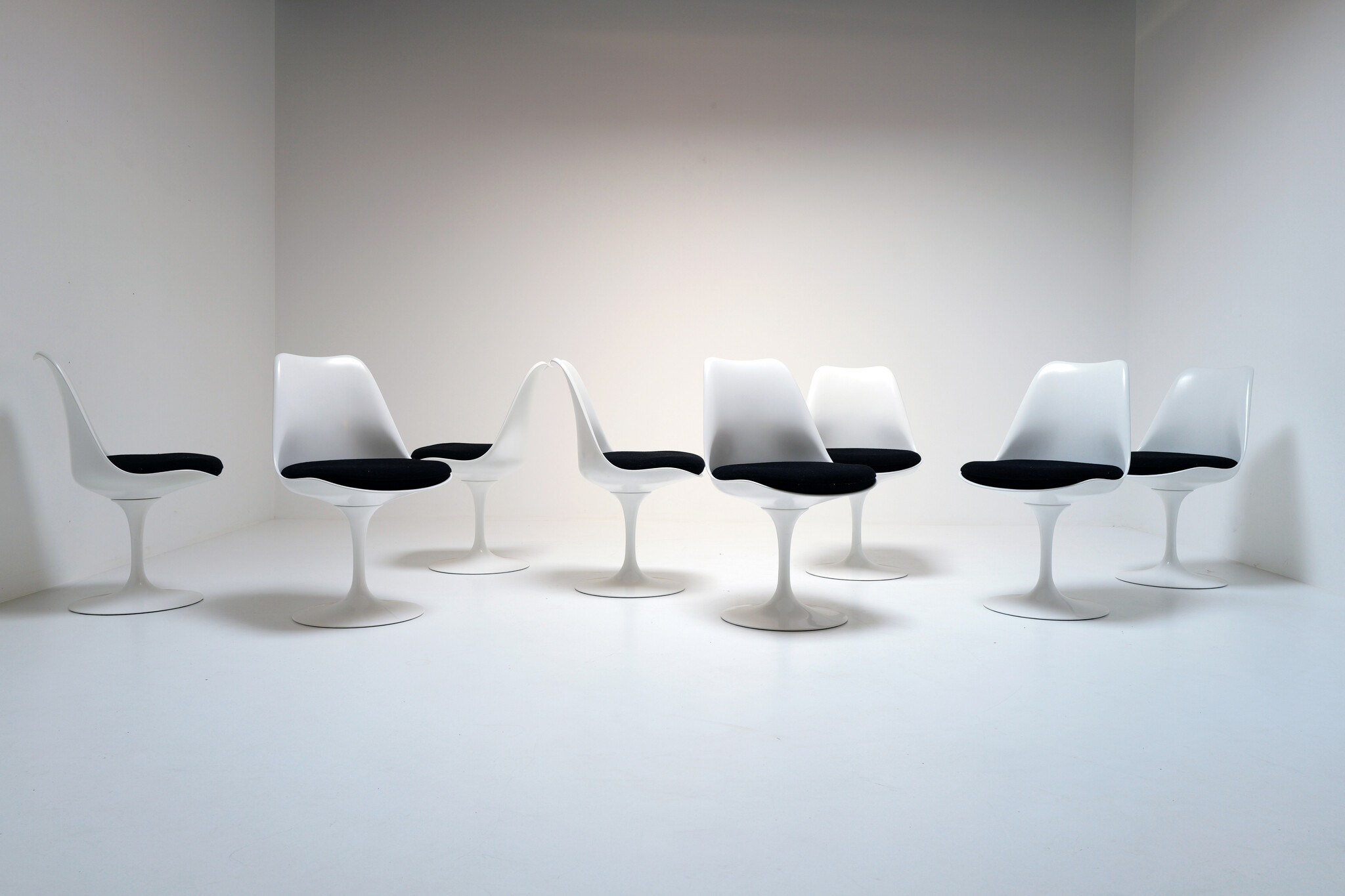 Set van 8 tulip stoelen door Eero Saarinen voor knoll international